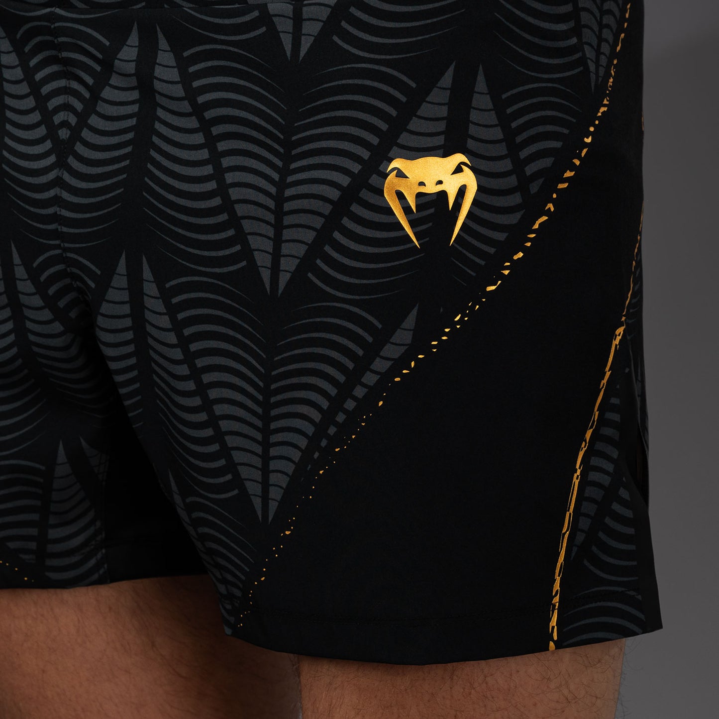 UFC Zenith by Venum Authentic Fight Night ショートフィットファイトショーツ メンズ - チャンピオン