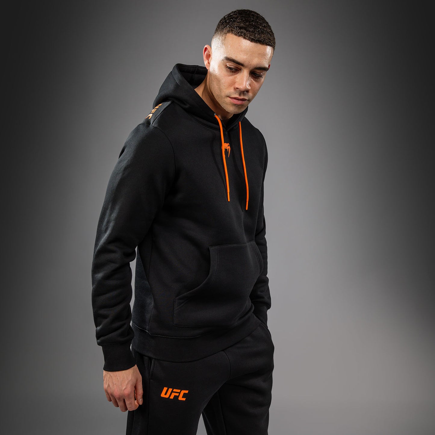 UFC Zenith by Venum Authentic Fight Week プルオーバーパーカー メンズ - ブラック