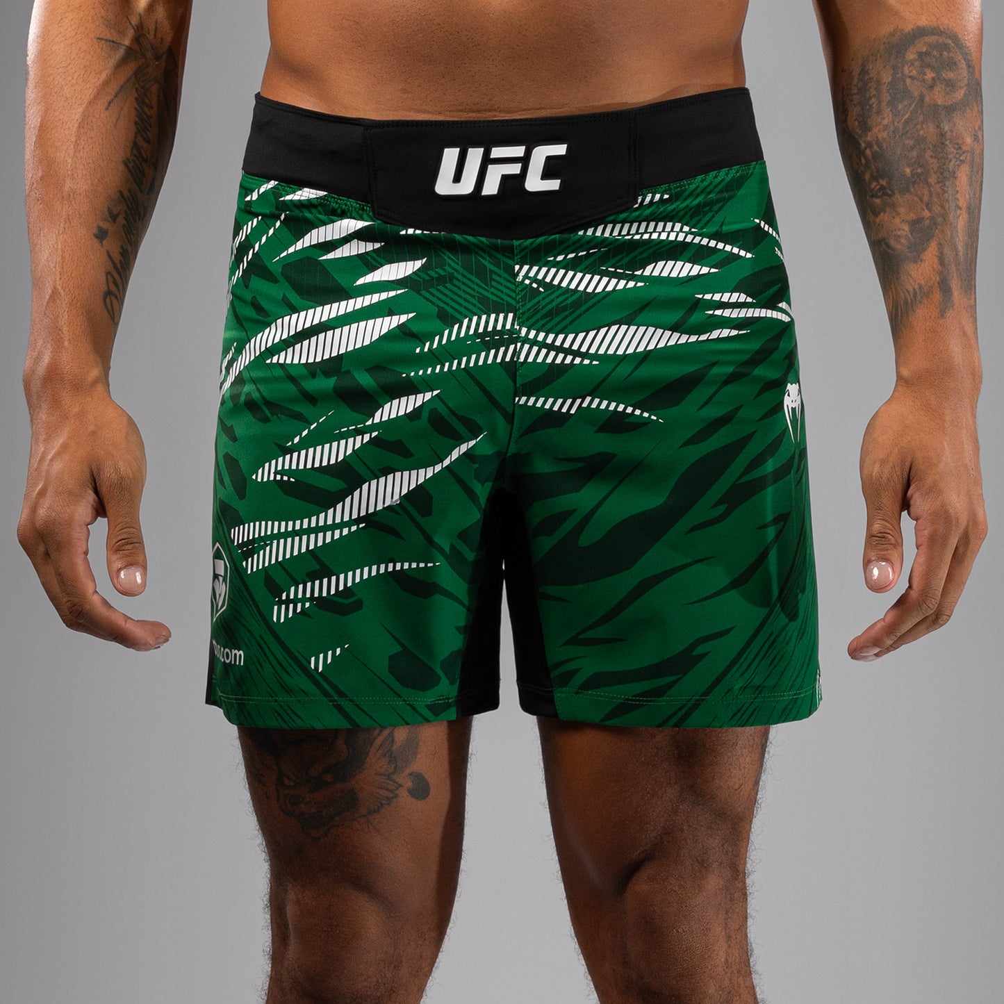 UFC Fusion by Venum Authentic Fight Night レスリングショーツ（男性用、フィットコルト） - グリーン