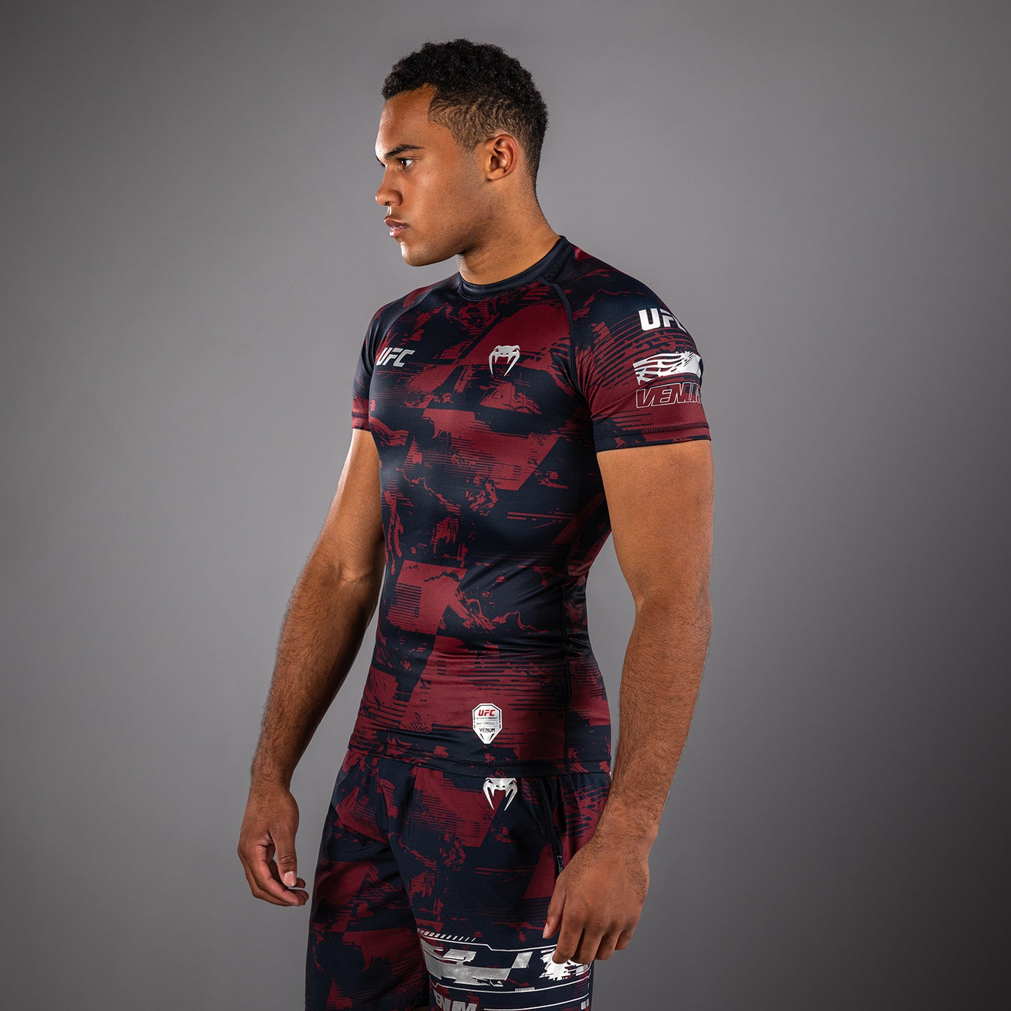 UFC Zenith by Venum Authentic Fight Week パフォーマンス半袖ラッシュガード メンズ - ネイビーブルー/バーガンディ/シルバー