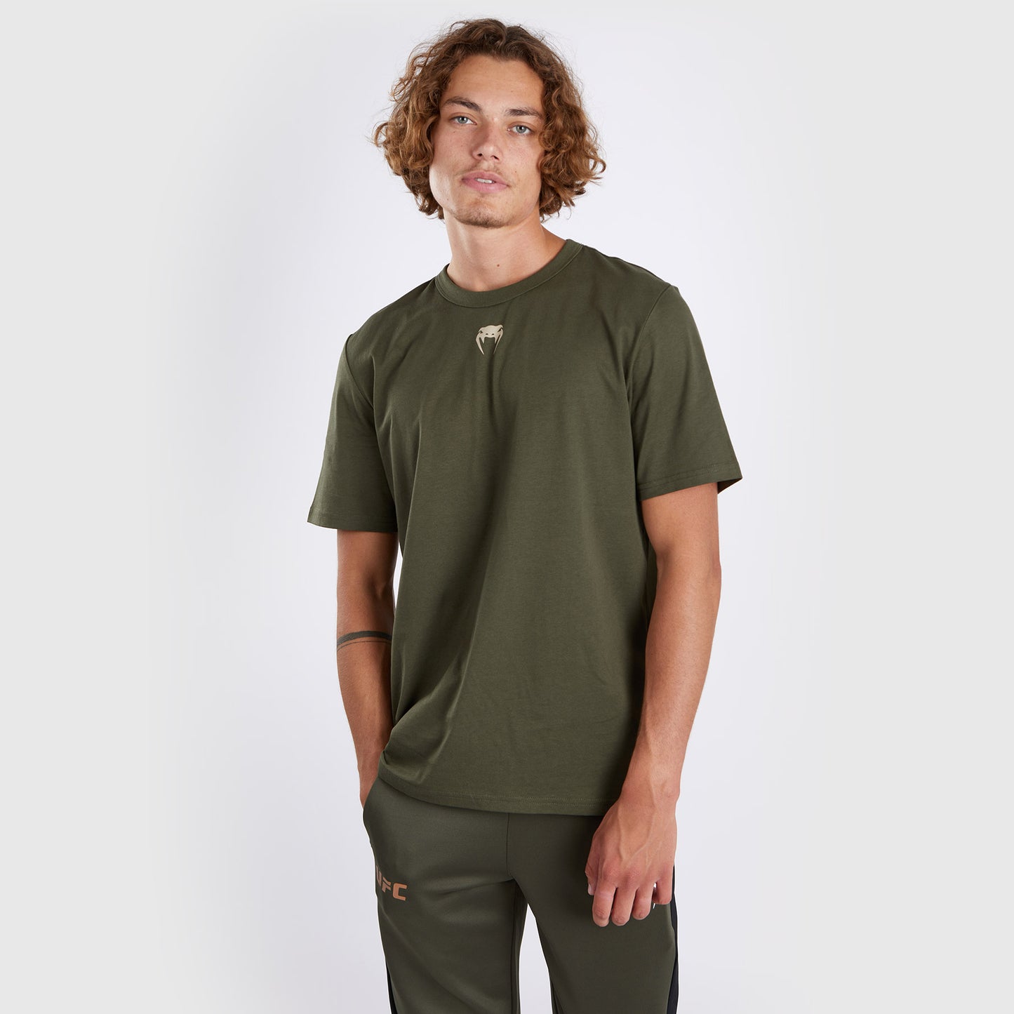 UFC Adrenaline by Venum Fight Week メンズ半袖Tシャツ - カーキ