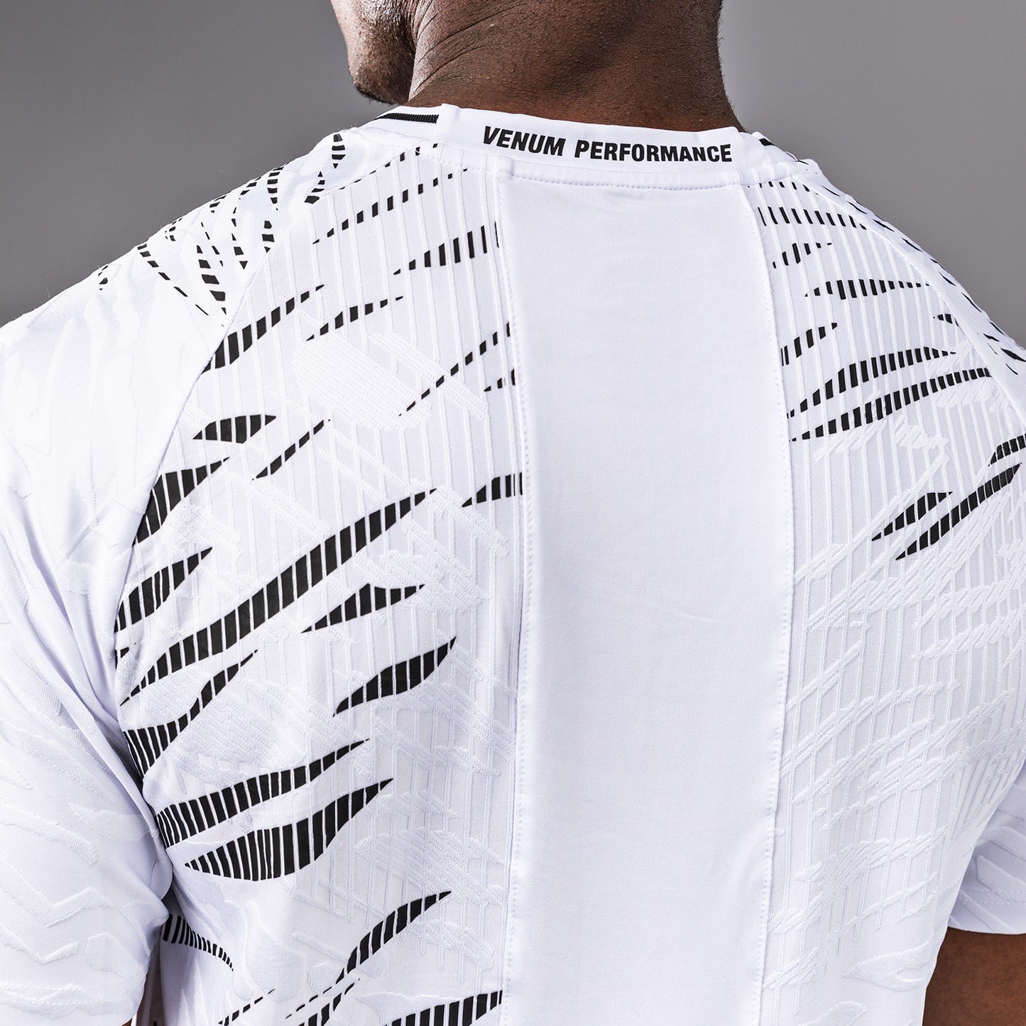 UFC Fusion by Venum Authentic Fight Night レースTシャツ（男性用） - ホワイト
