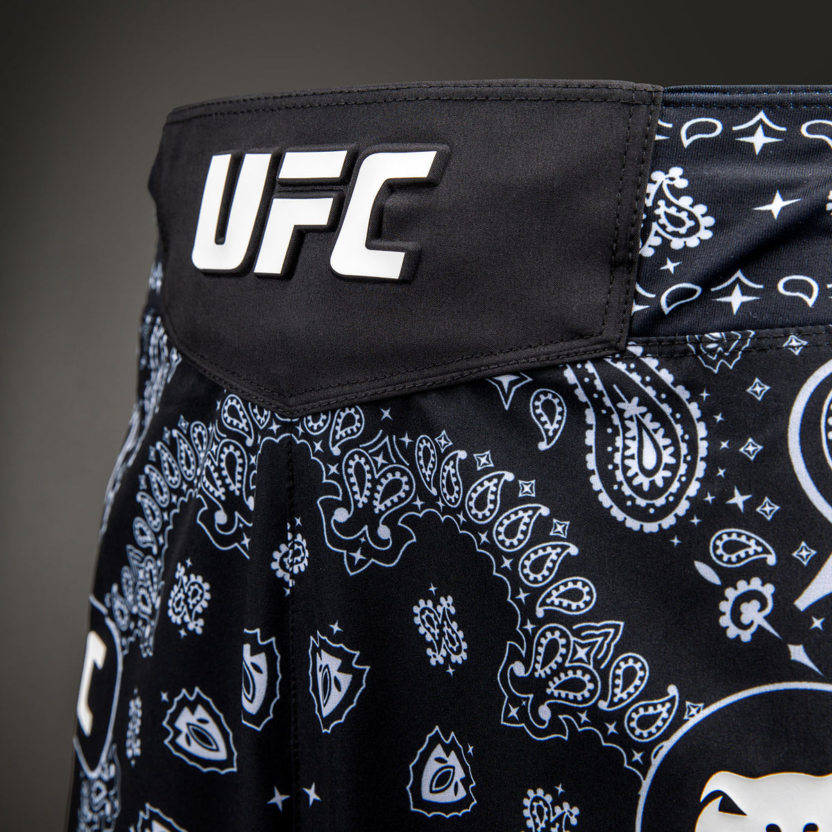 Venum UFC Unrivaled by Venum メンズ King Green ショートフィット ファイトショーツ – ブラック
