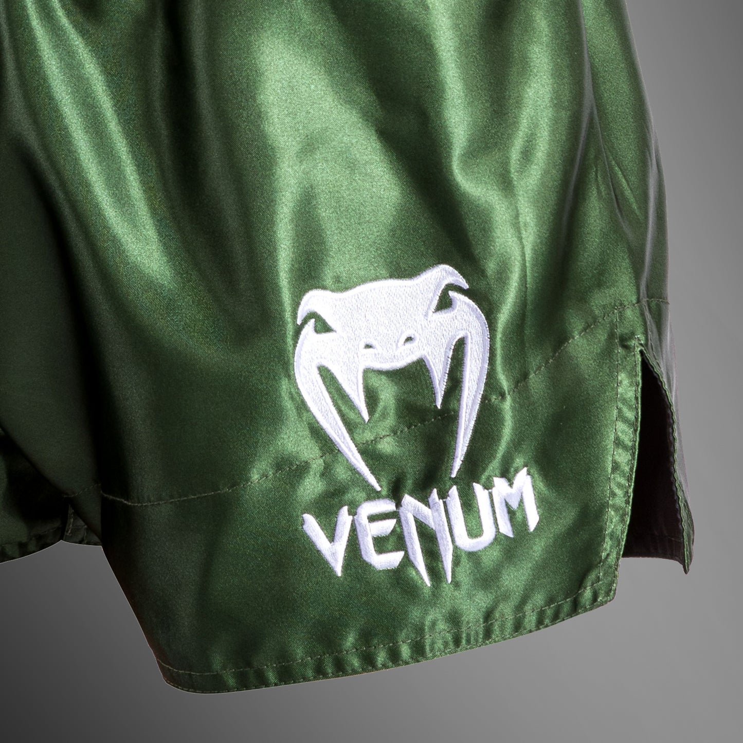 Venum Classic ムエタイ・ショート カーキ／ホワイト