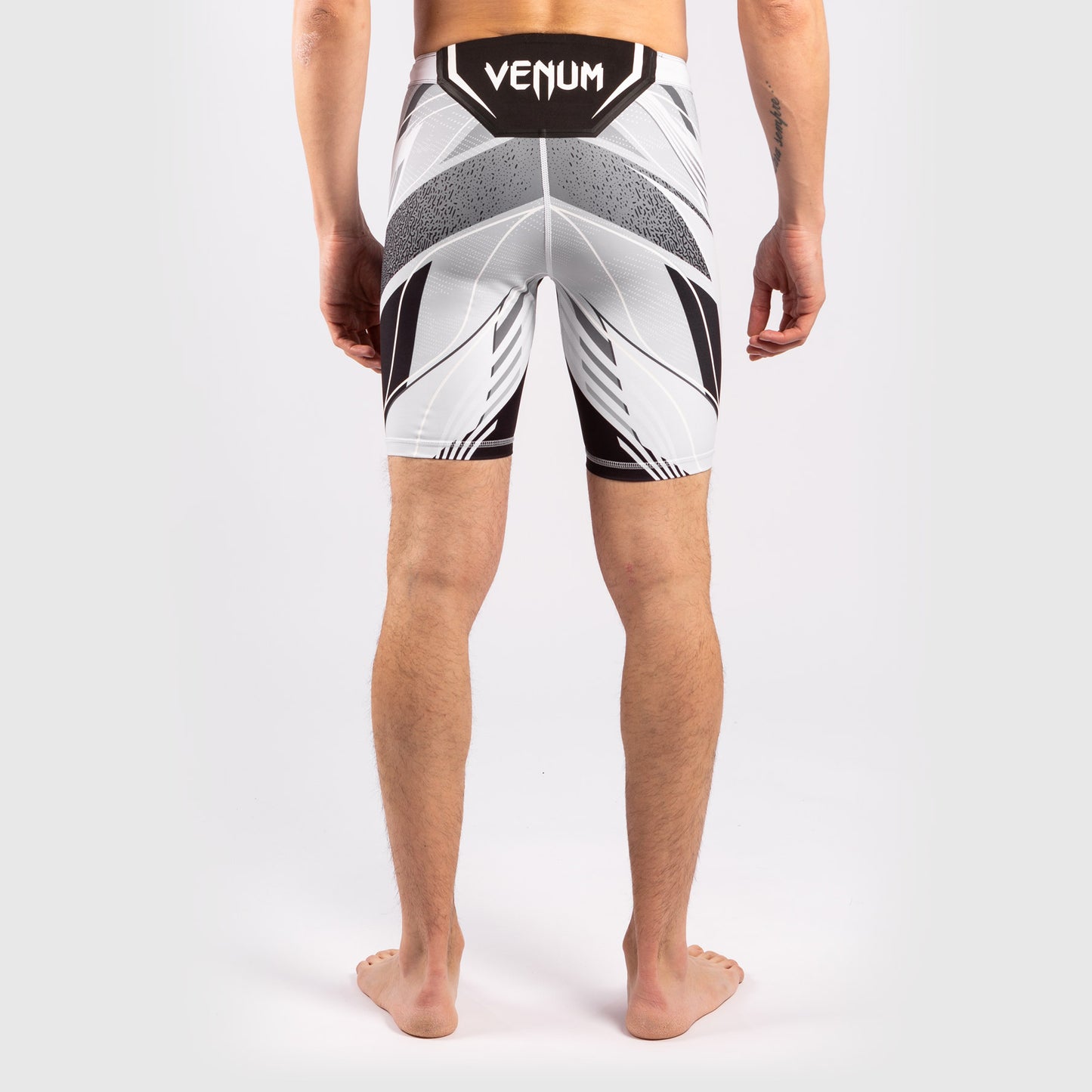 UFC VENUM本格的なファイトナイトメンズ バーリトゥードショート-ショートフィット - 白い
