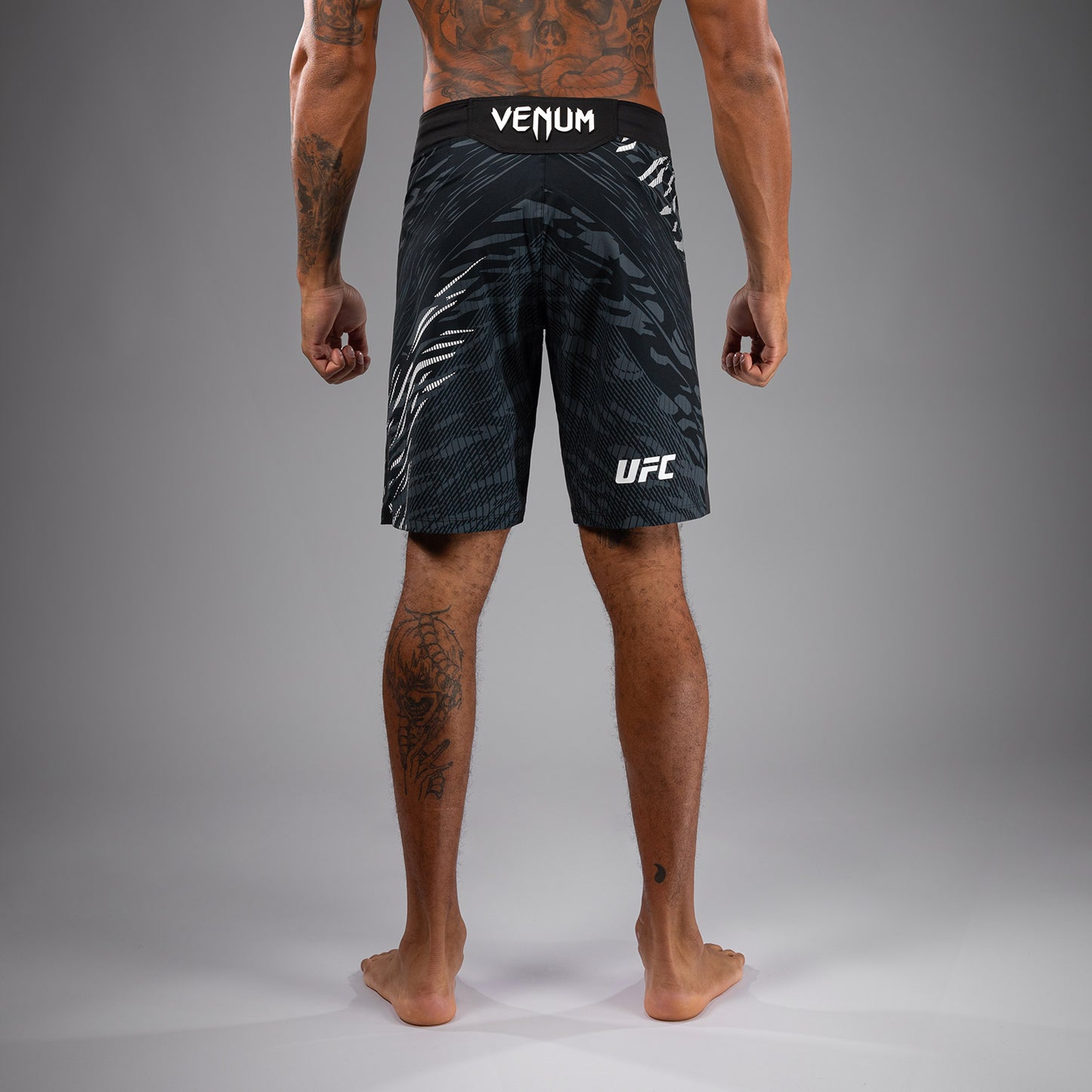 UFC Fusion by Venum Authentic Fight Night レスリングショーツ（男性用、フィットラルゴ） - ブラック
