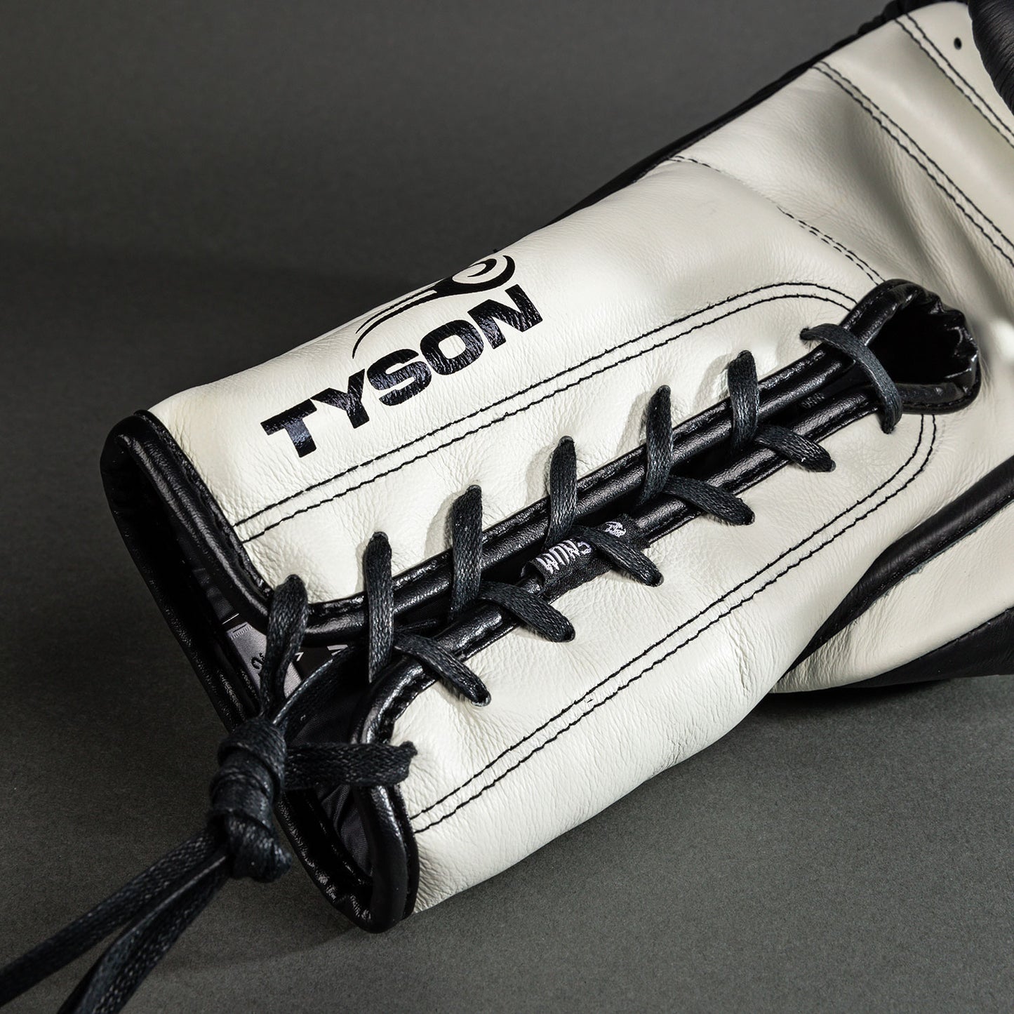 Venum Giant 2.0 Mike Tyson Pro ボクシンググローブ レース付き - ディープブラック/オプティカルホワイト