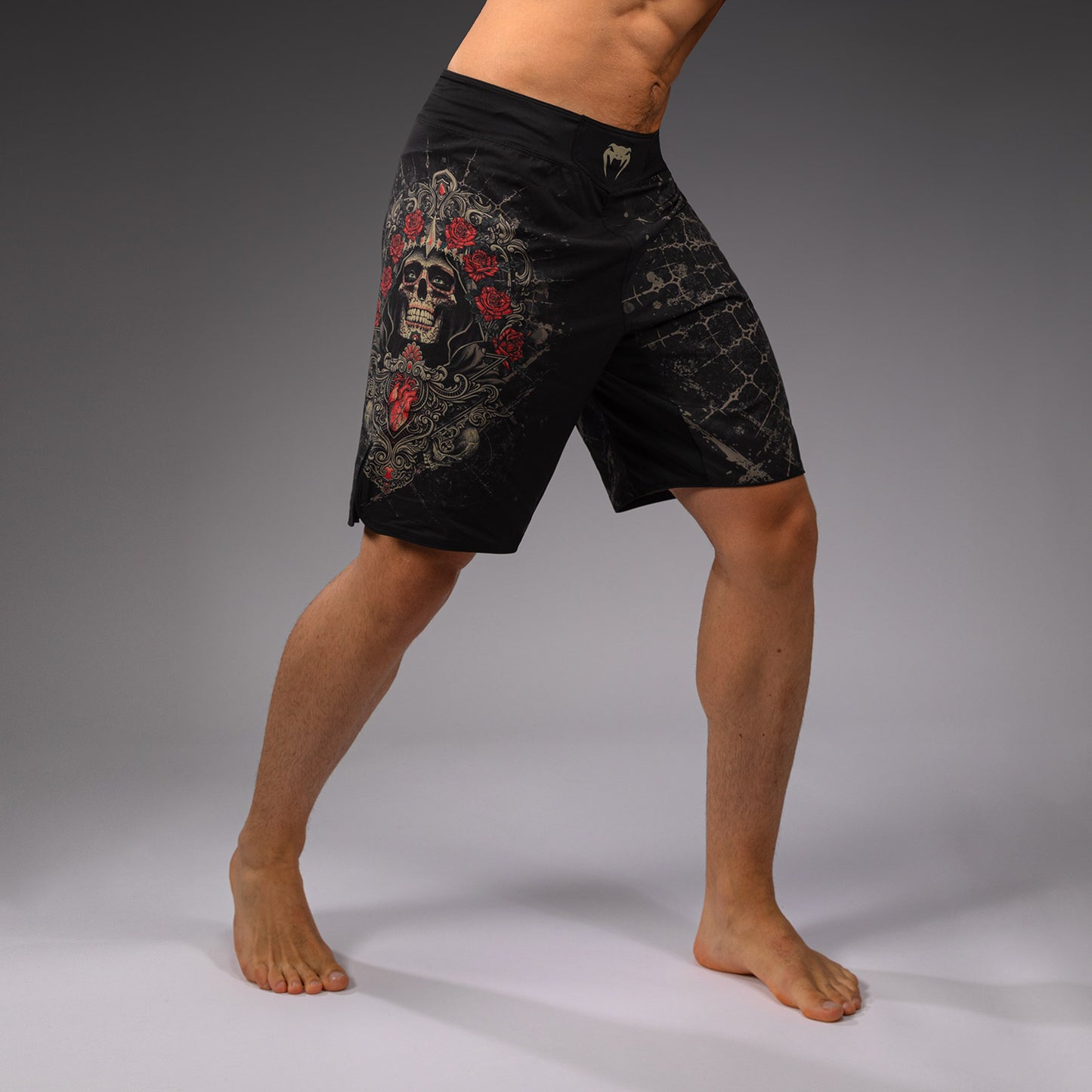 Venum Santa Muerte 5.0 メンズファイトショーツ - ディープブラック/ゴールド