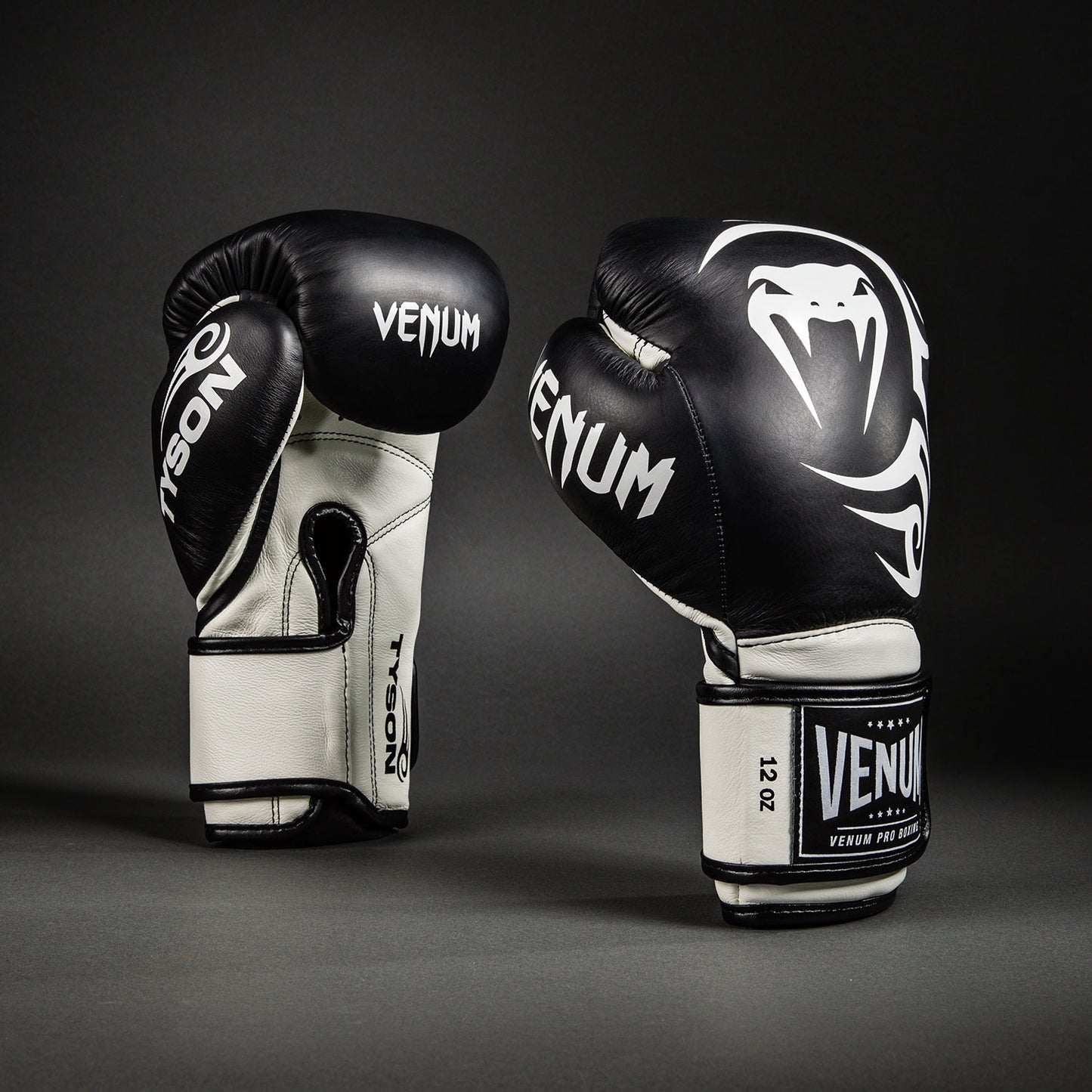 Venum Giant 2.0 Mike Tyson Pro ボクシンググローブ - ディープブラック/オプティカルホワイト
