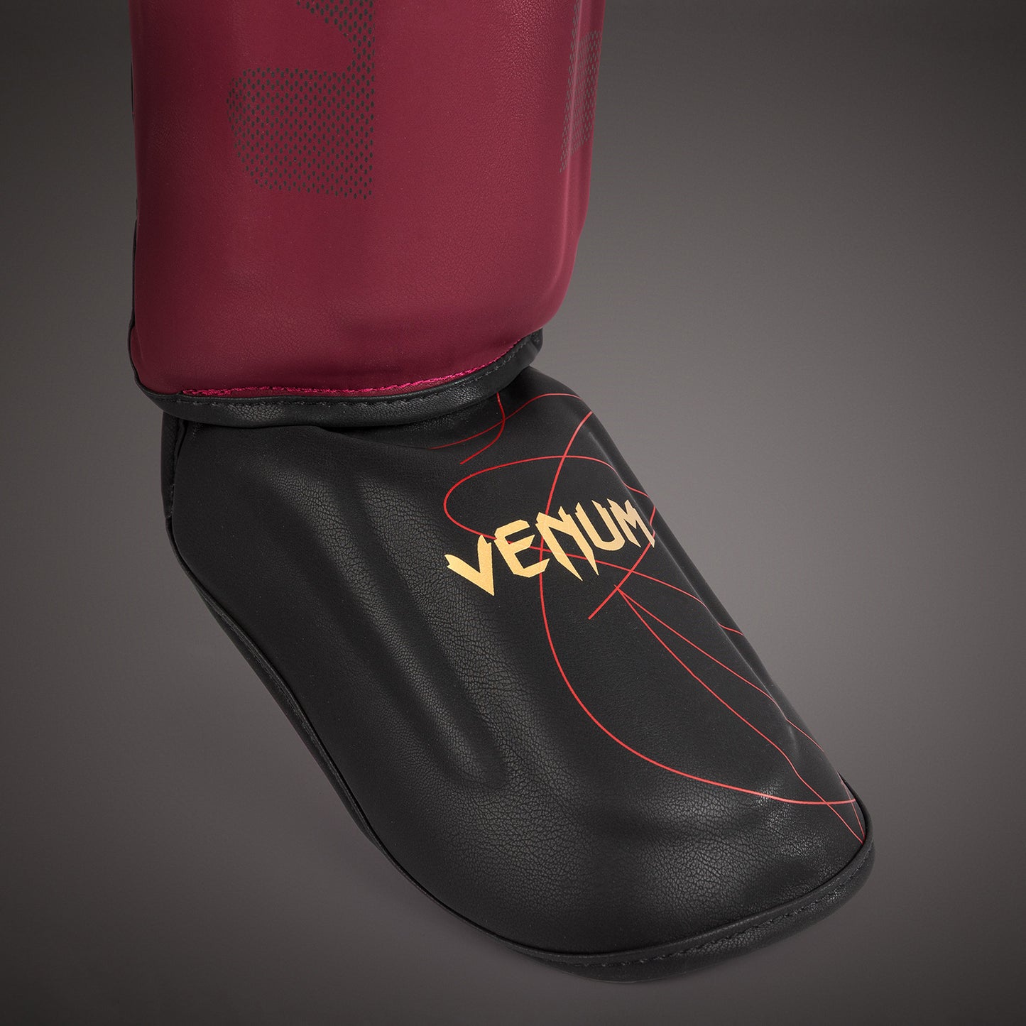 Venum Tactical XT シンガード - ブラック/バーガンディ/ゴールド