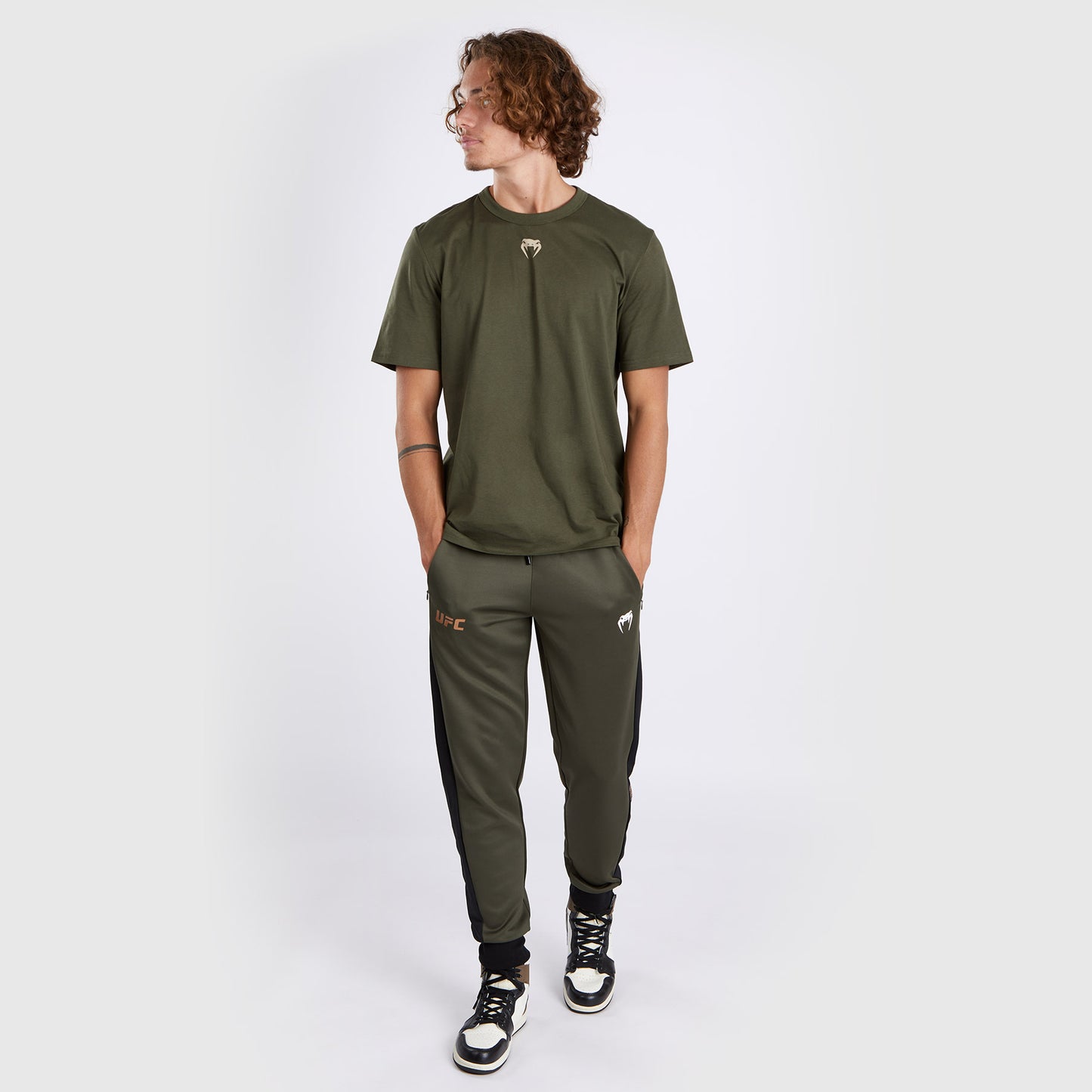 UFC Adrenaline by Venum Fight Week メンズ半袖Tシャツ - カーキ