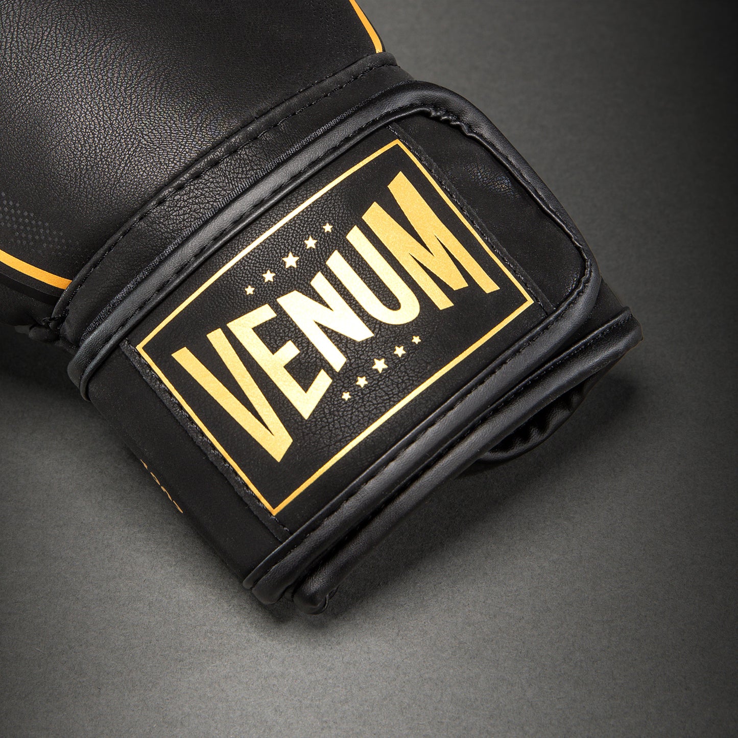 Venum G-Core ボクシンググローブ - ブラック/ゴールド