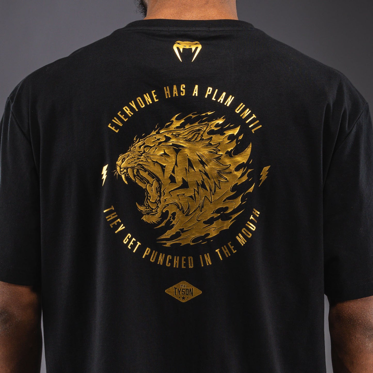 Venum x Mike Tyson Tiger Tシャツ - ブラック/ゴールド
