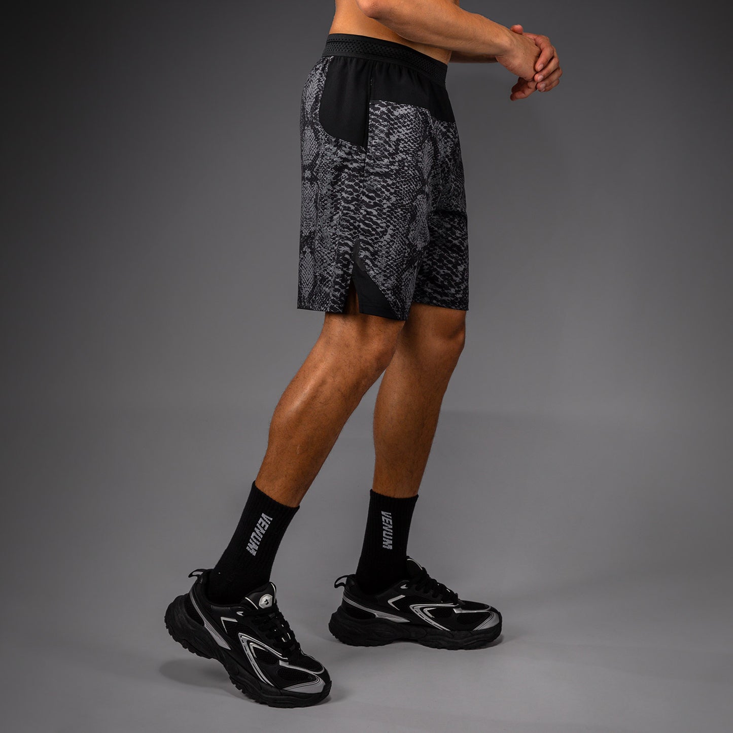 Venum G-Fit Scales トレーニングショーツ – ブラック/チャコールグレー