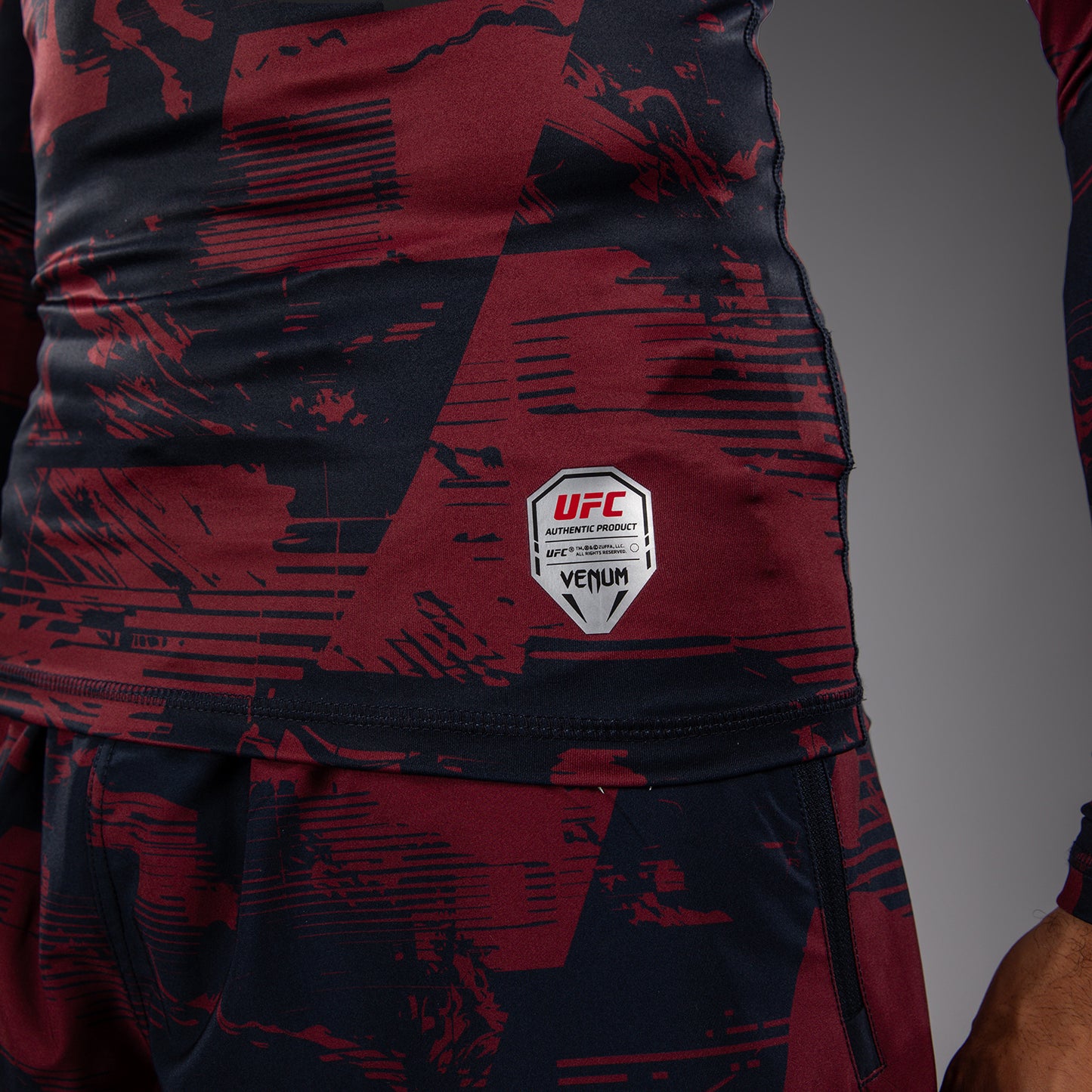 UFC Zenith by Venum Authentic Fight Week パフォーマンス長袖ラッシュガード メンズ - ネイビーブルー/バーガンディ/シルバー