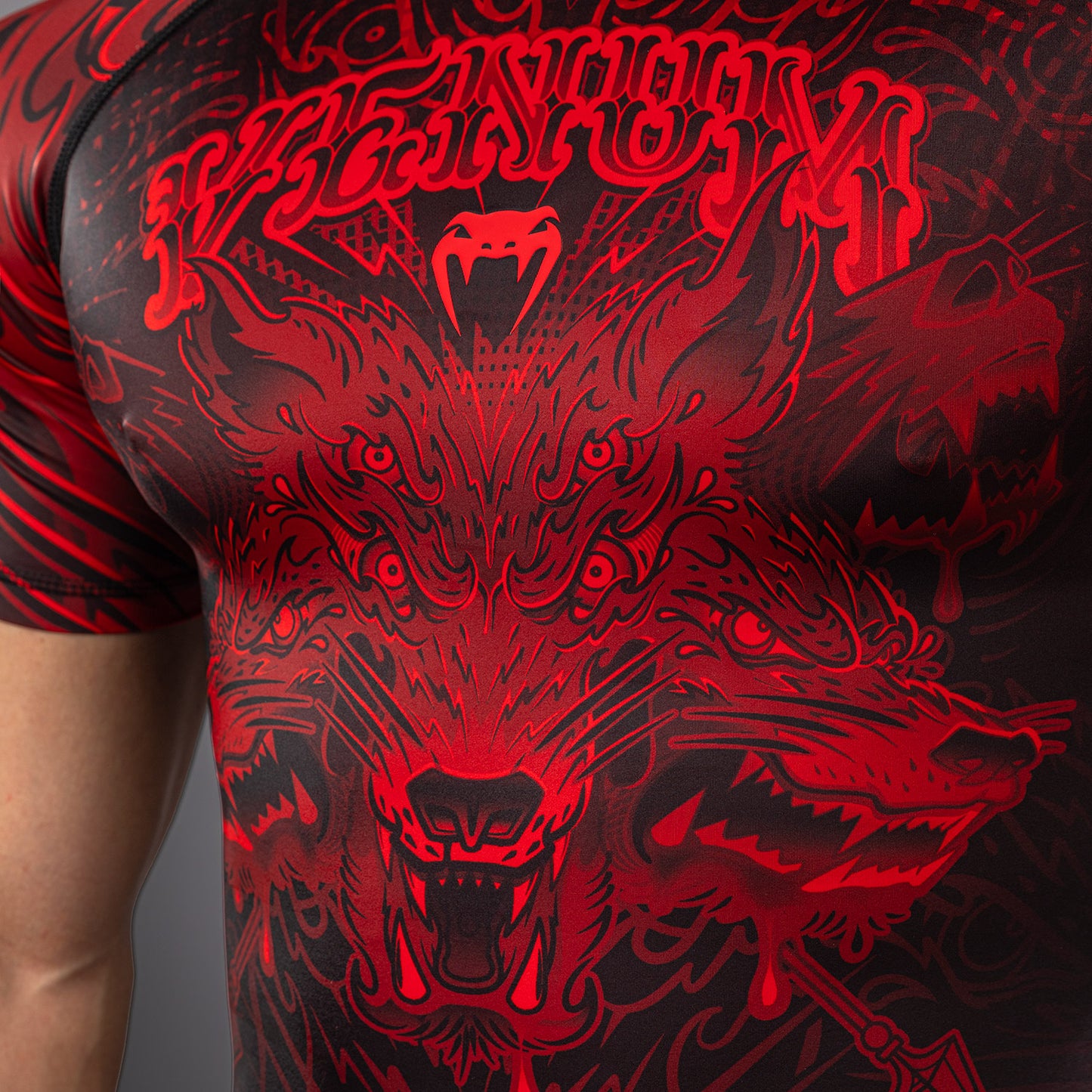 Venum Wolf Atak 半袖ラッシュガード – ブラック/レッド