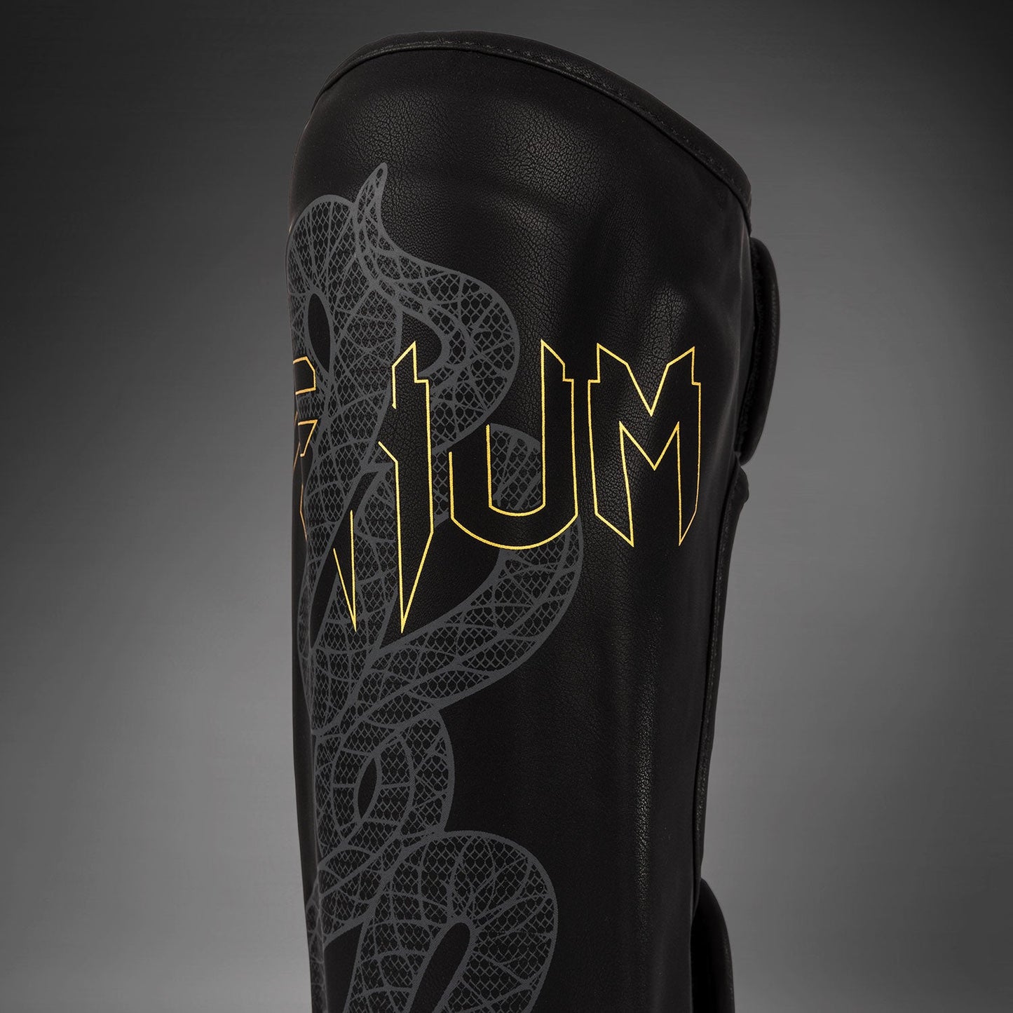 Venum Serpenti シンガード – ブラック/シルバー/ゴールド