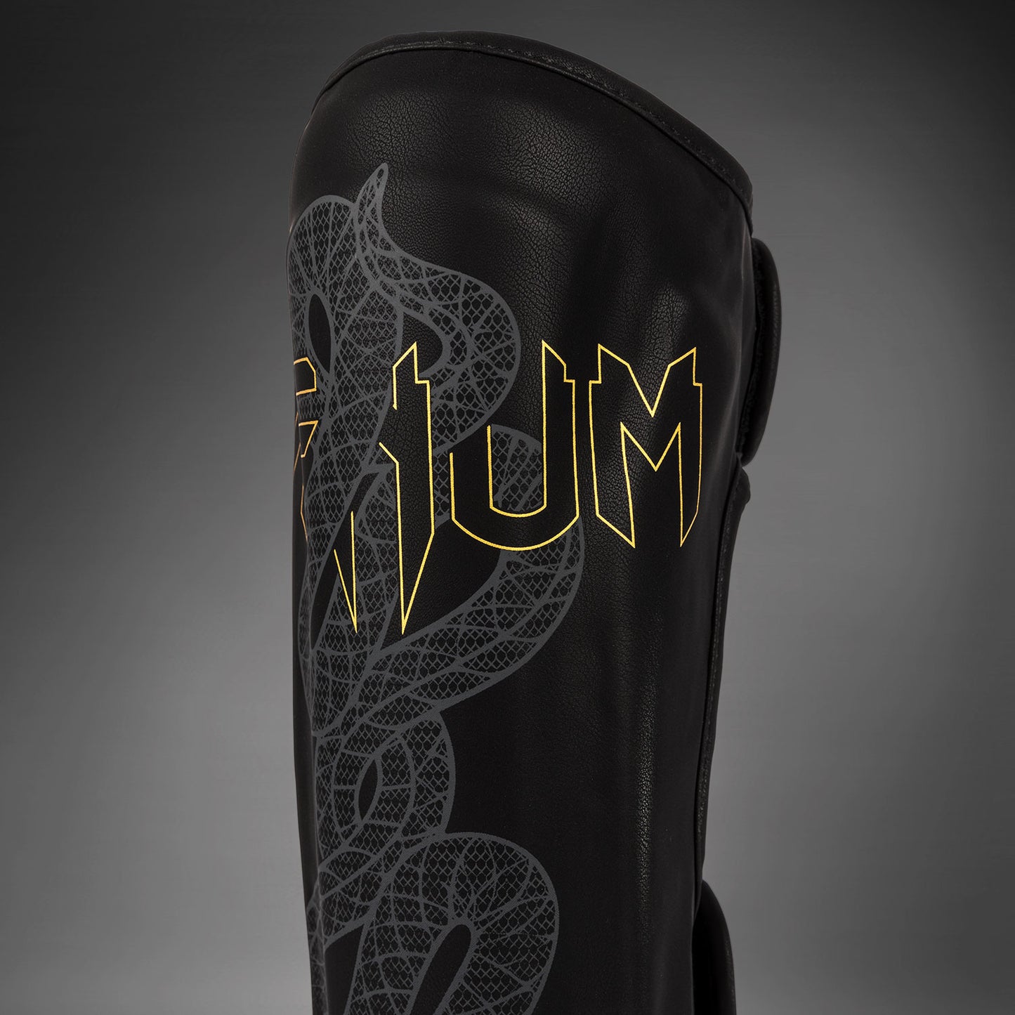 Venum Serpenti シンガード – ブラック/シルバー/ゴールド