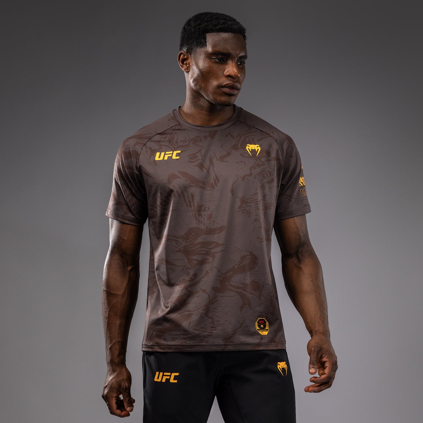 UFC Fusion by Venum Fight Week ドライテックTシャツ（男性用） - アーセンブラウン