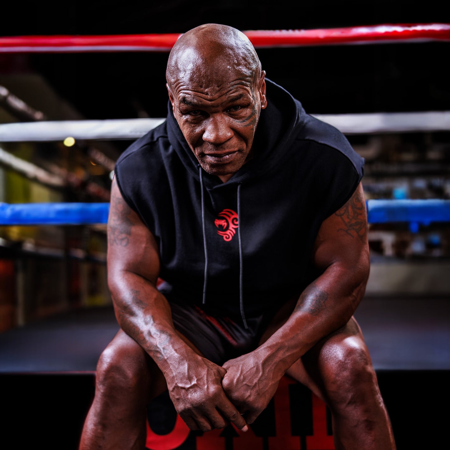 Venum x Mike Tyson タイガー ノースリーブフーディー - ディープブラック/インテンスレッド