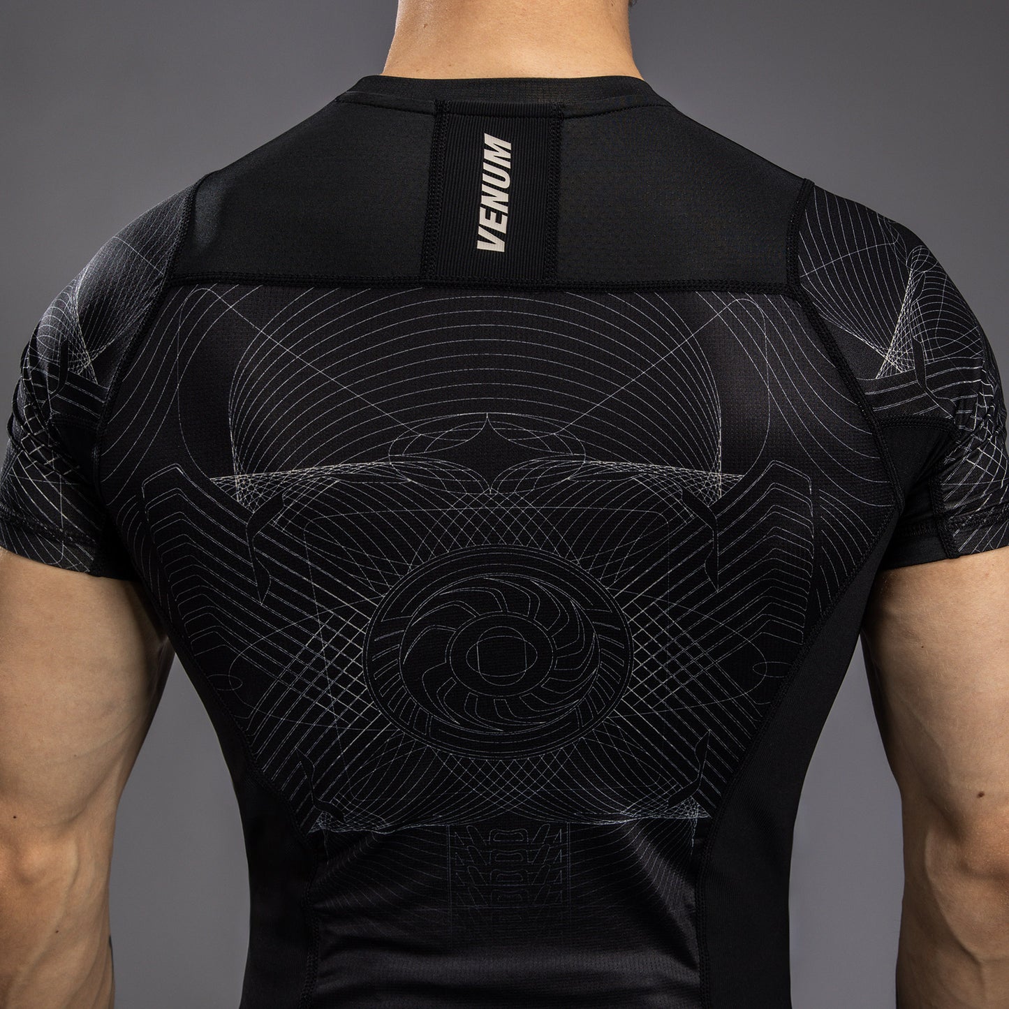 Venum G-Fit Air 半袖ラッシュガード メンズ - ディープブラック/デザートサンド