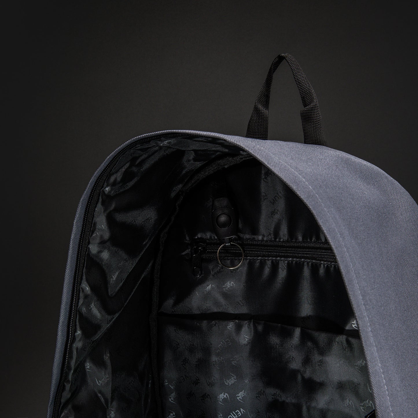 Venum Essential スポーツバッグ (24L) - グレー/ブラック