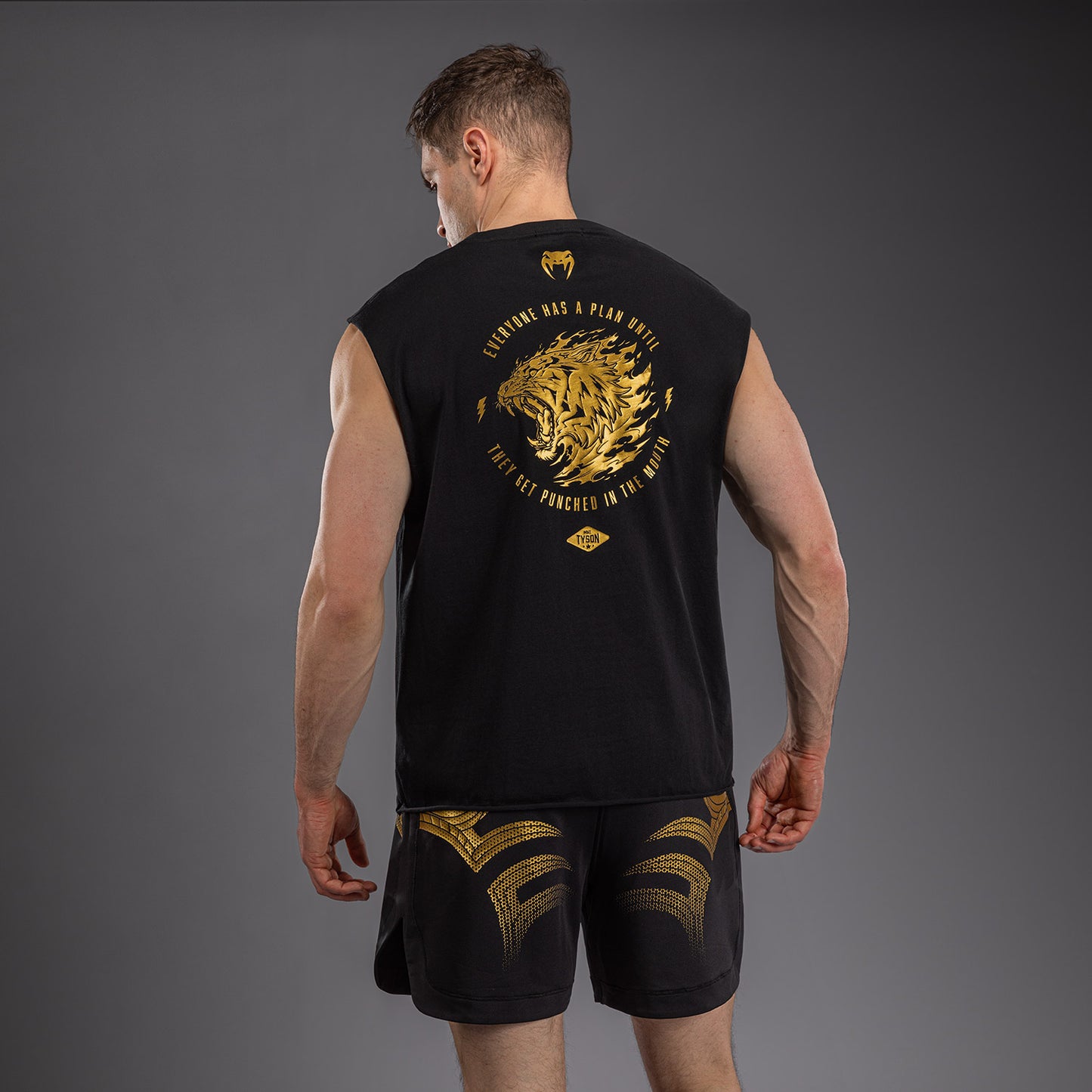 Venum x Mike Tyson Tiger ノースリーブTシャツ - ブラック/ゴールド