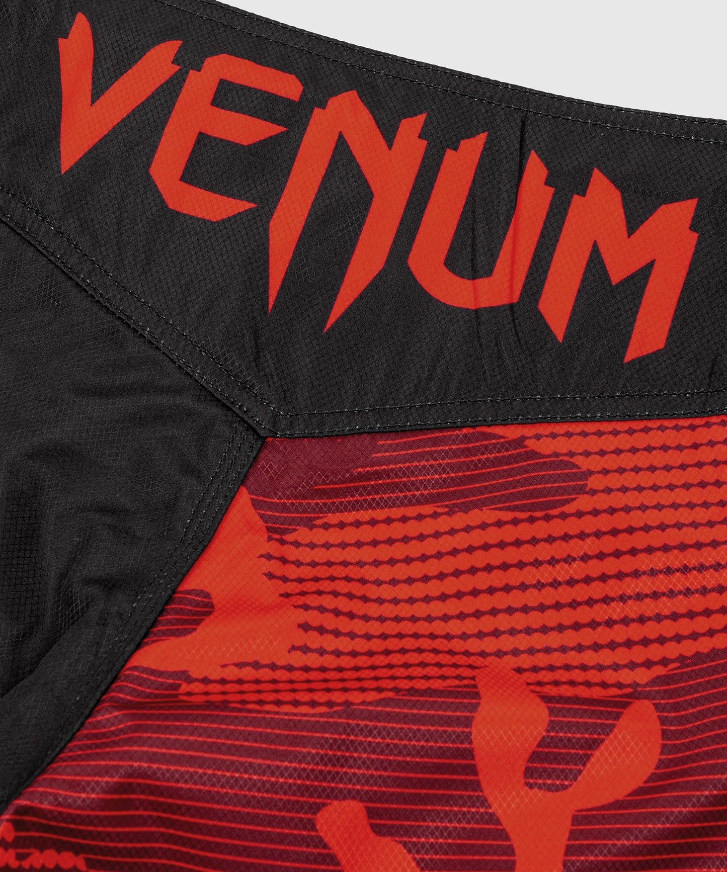 Venum Light 3.0 ファイトショーツ - レッド/ブラック