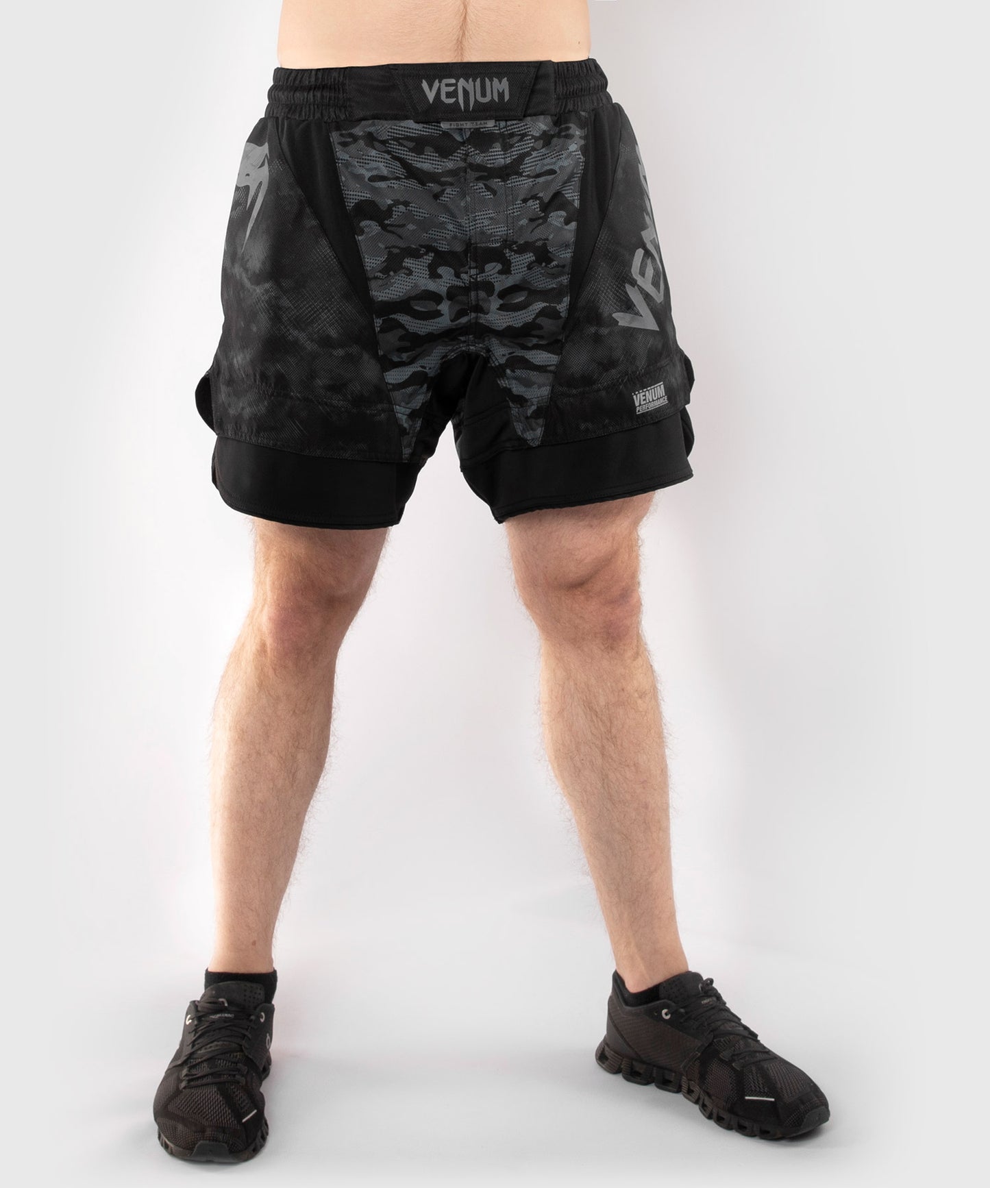 Venum Defender ファイトショーツ - ダーク・カモ