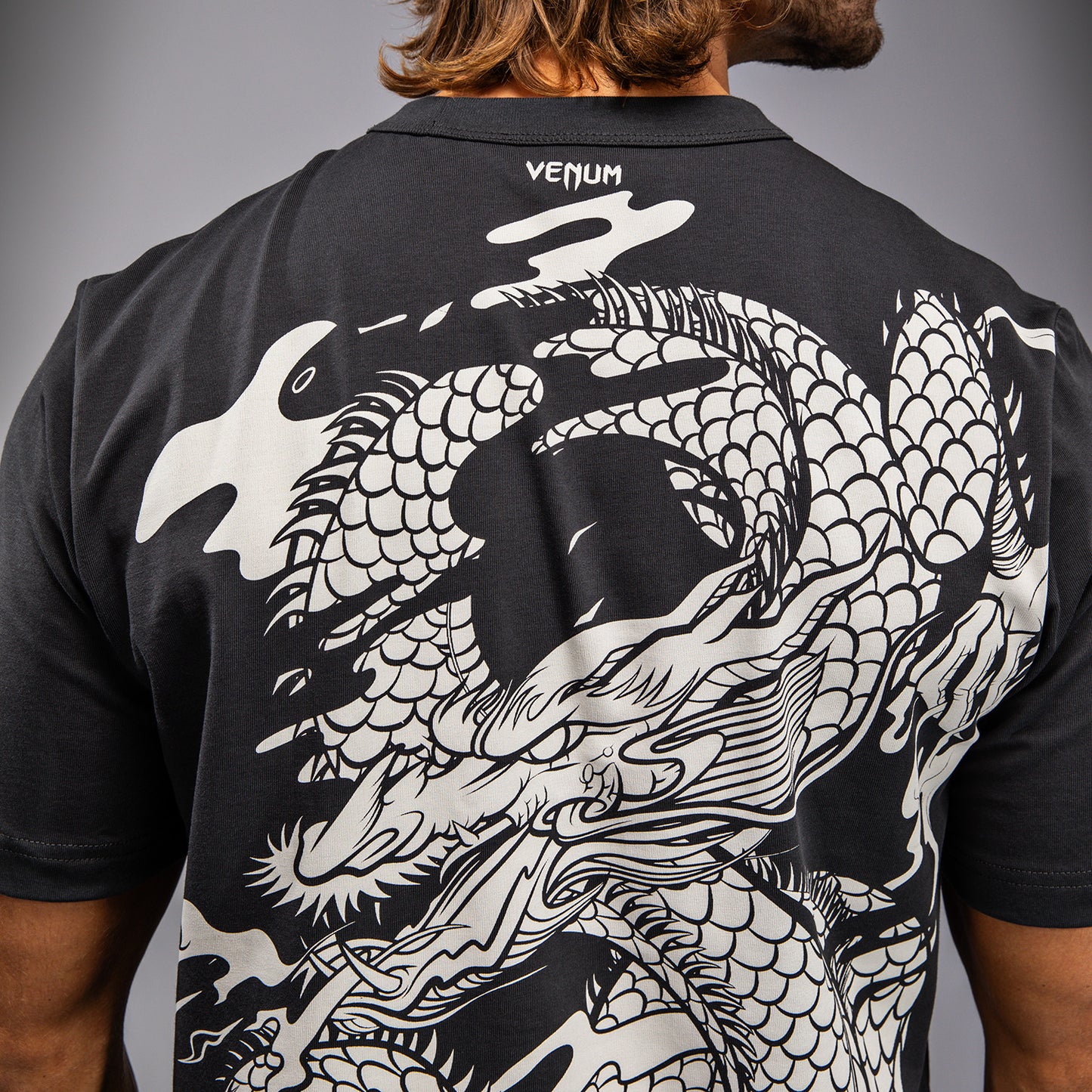 Venum ドラゴンズ・フライト メンズ Tシャツ - チャコールグレー/クリームホワイト