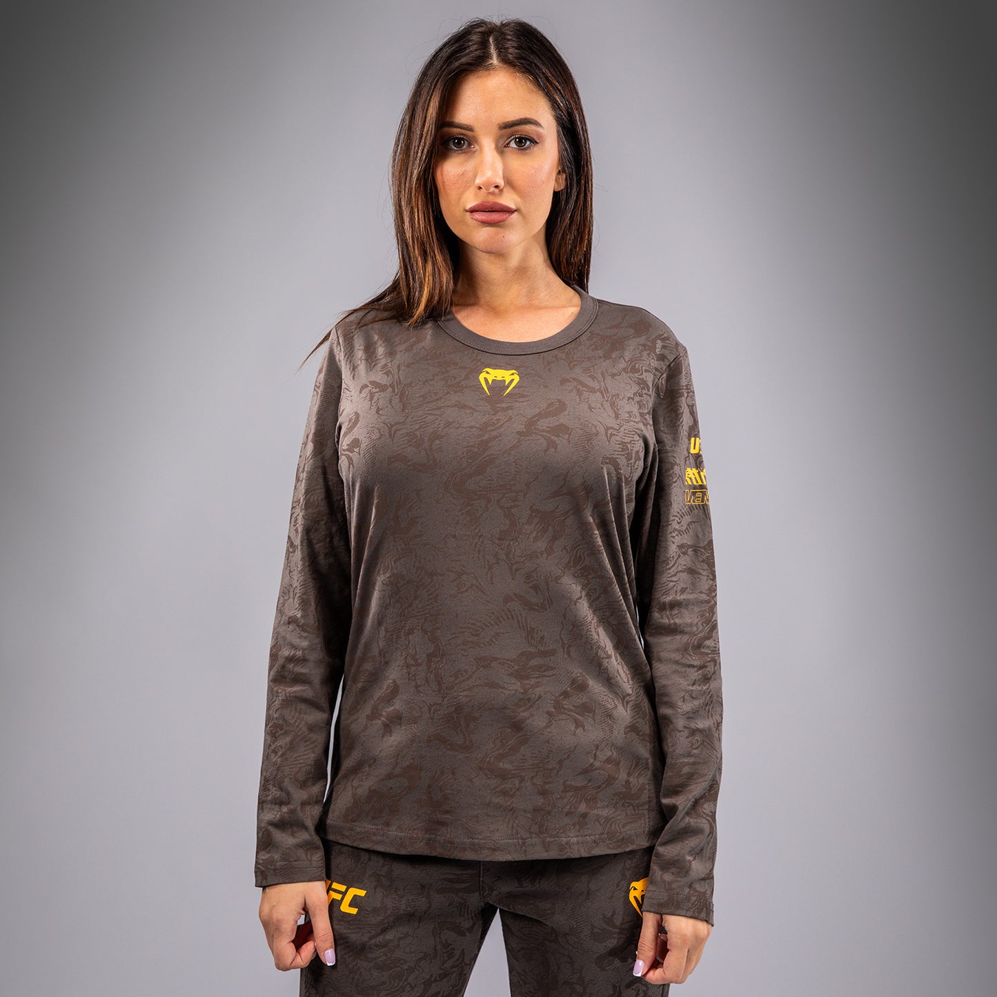 UFC Fusion by Venum Fight Week コットンロングスリーブTシャツ（女性用） - アーセンブラウン