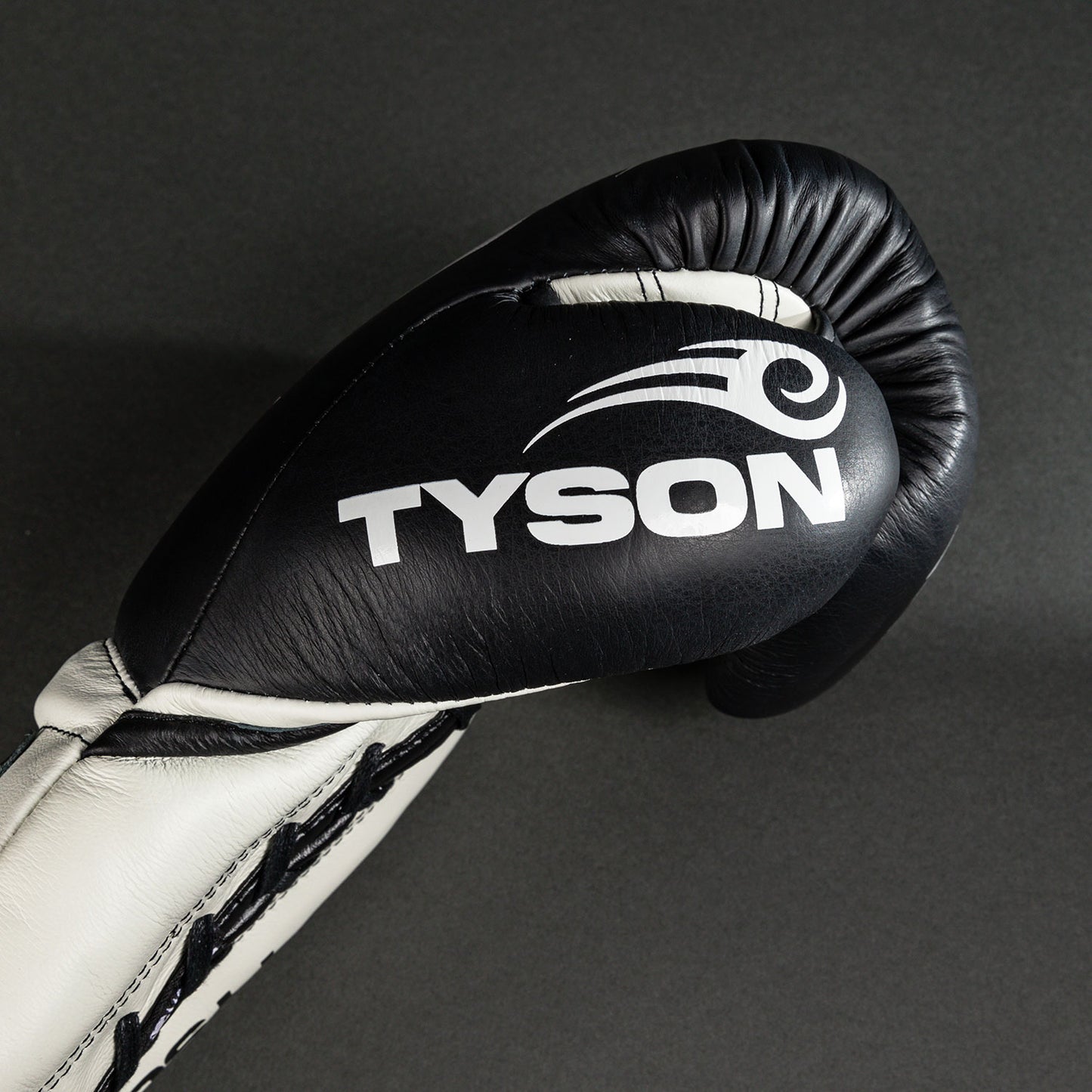 Venum Giant 2.0 Mike Tyson Pro ボクシンググローブ レース付き - ディープブラック/オプティカルホワイト