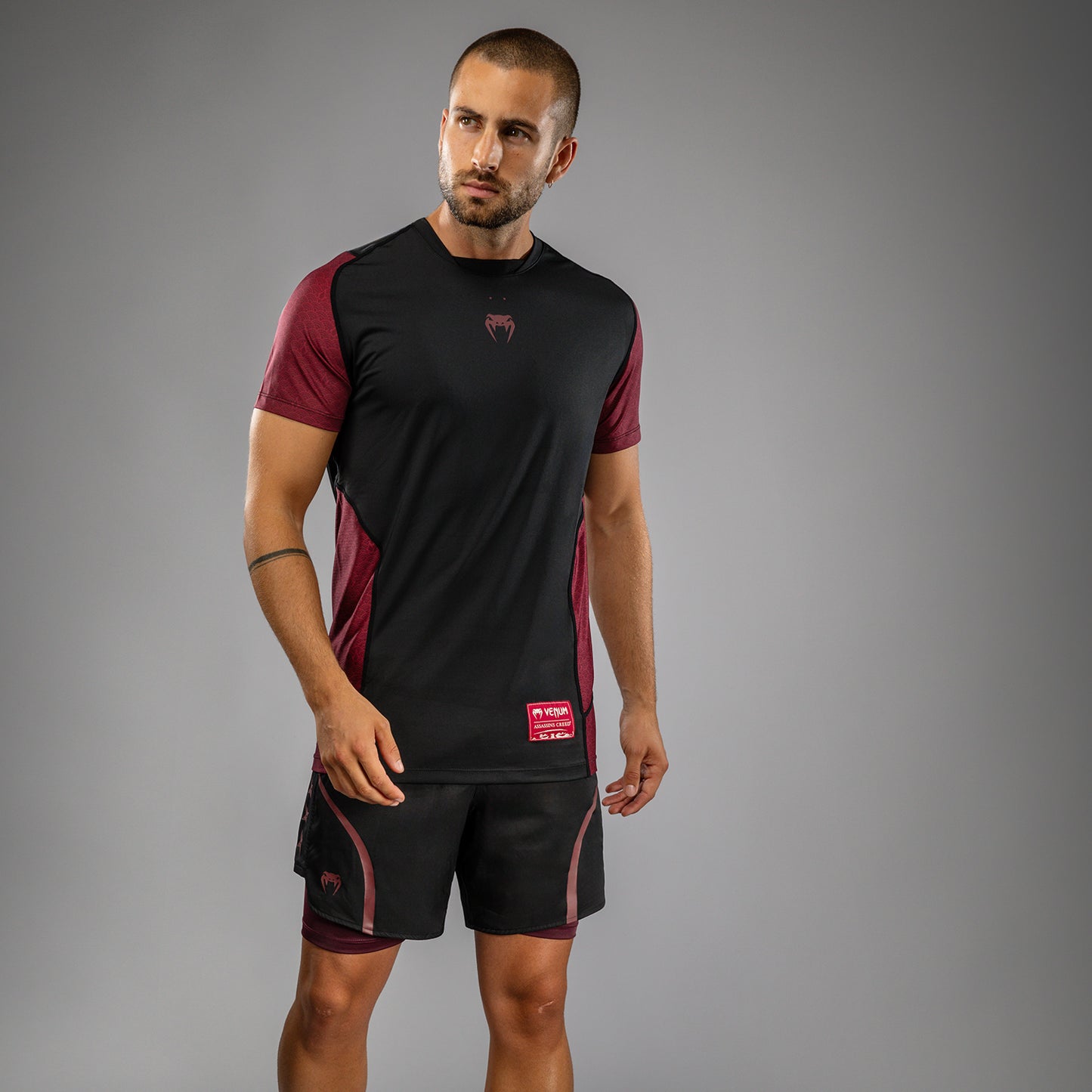 Venum x Assassin’s Creed Shadows メンズ ドライテック Tシャツ - バーガンディ/ブラック