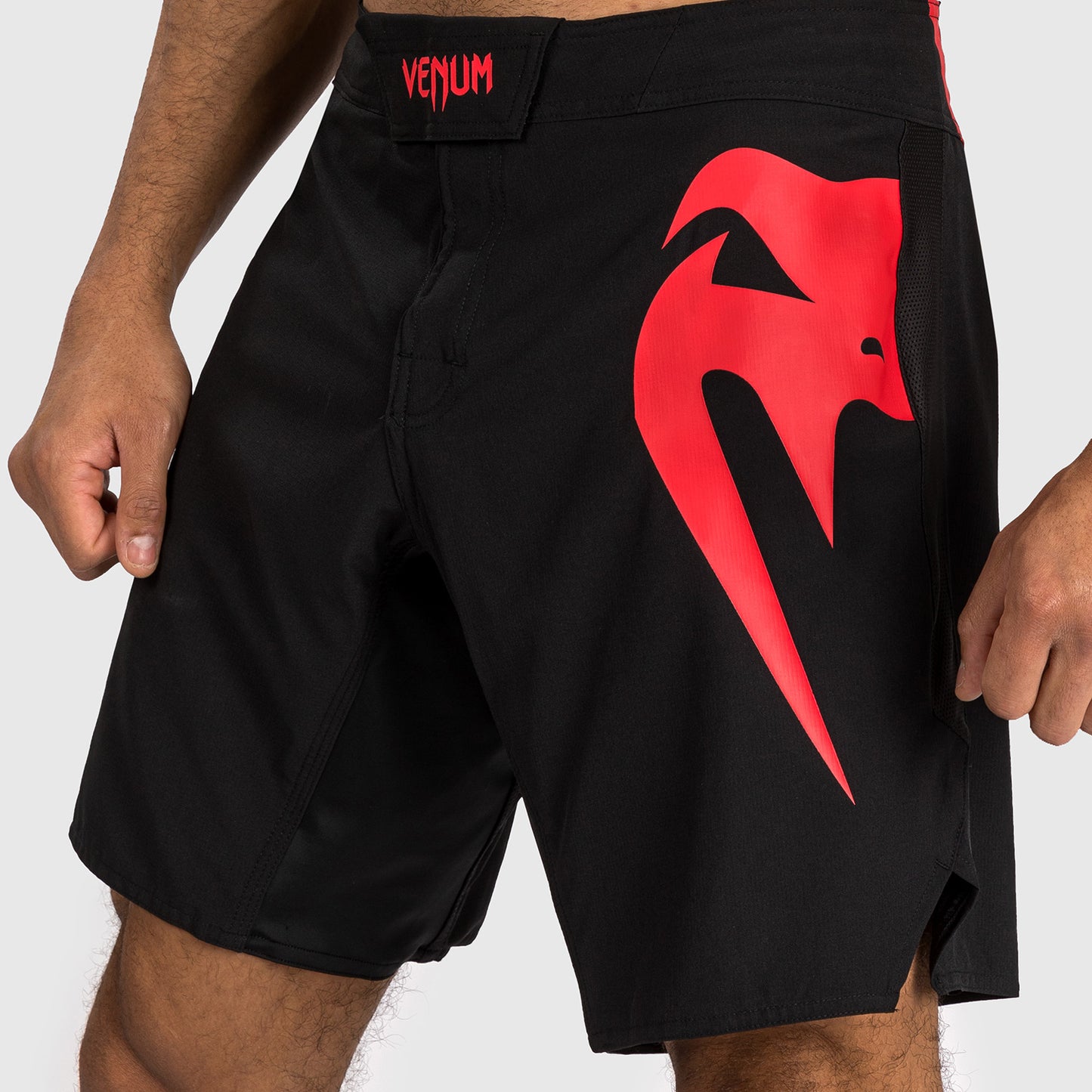 Venum Light 5.0 ファイトショーツ - ブラック／レッド