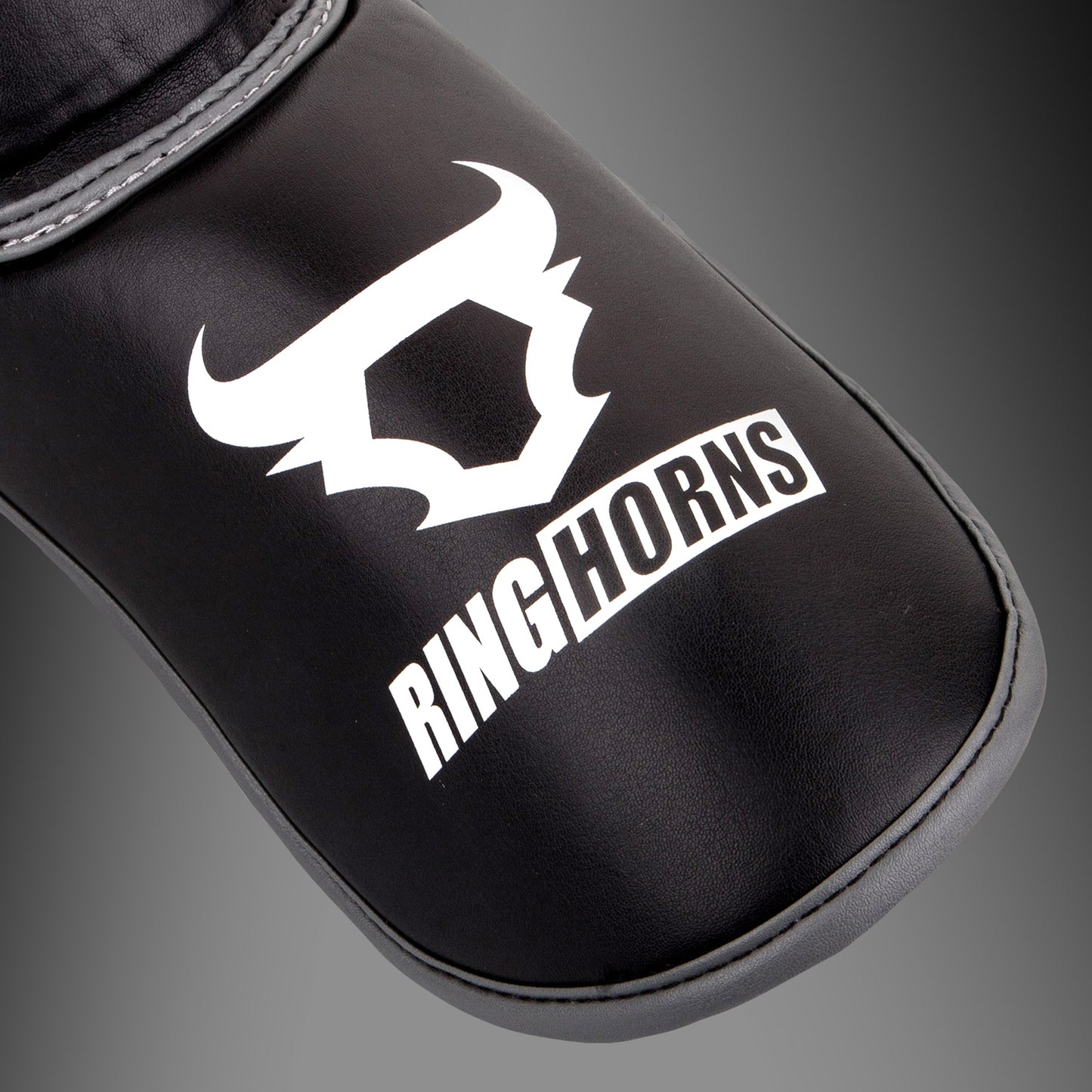 Ringhorns Charger by Venum シンガードインステップ - ブラック