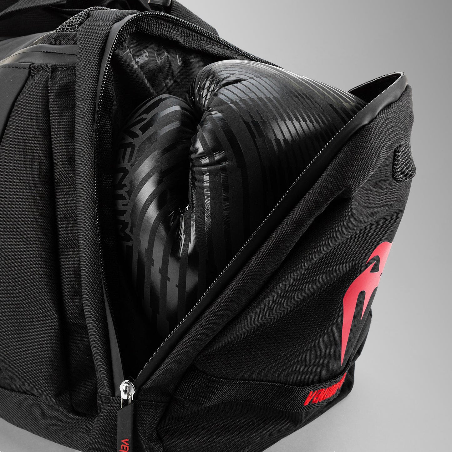Venum Trainer Lite Evo スポーツバッグ - ブラック/レッド