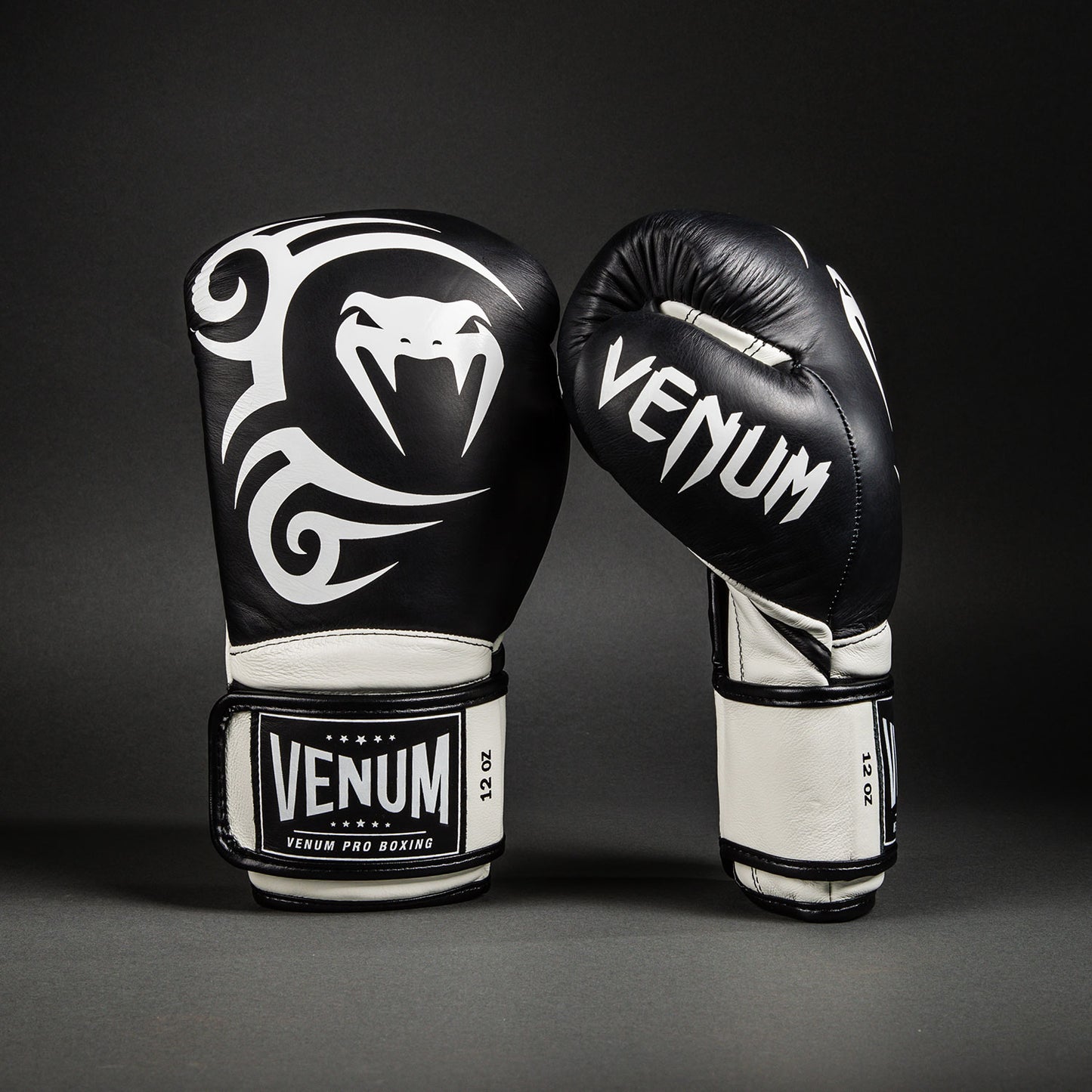Venum Giant 2.0 Mike Tyson Pro ボクシンググローブ - ディープブラック/オプティカルホワイト