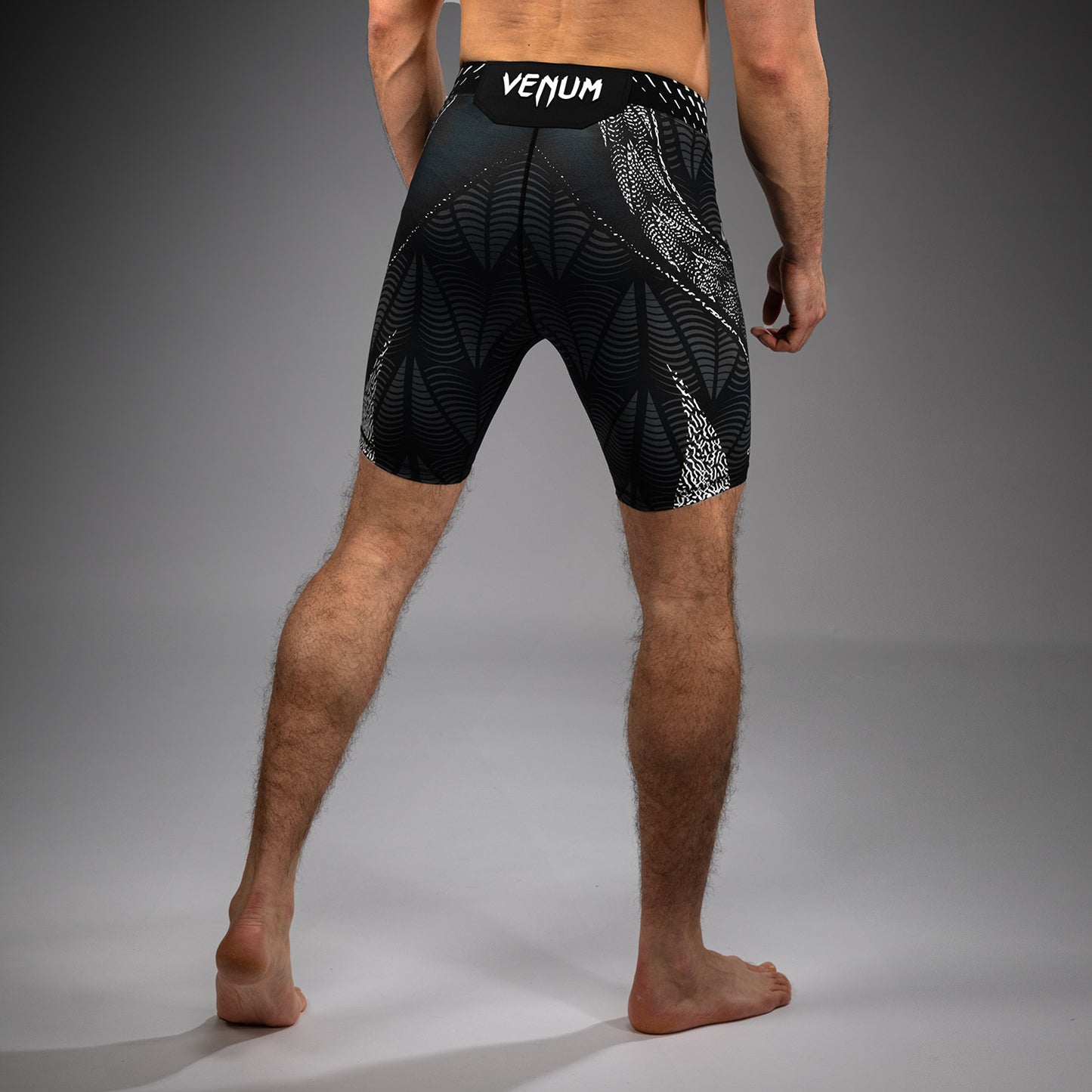 UFC Zenith by Venum Authentic Fight Night ヴァレトゥードショーツ メンズ - ブラック