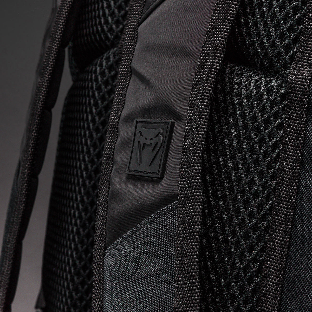 Venum Amazonia Reborn バックパック (15-25 L) - ブラック/レッド