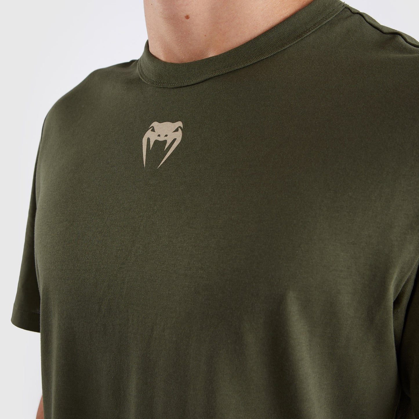 UFC Adrenaline by Venum Fight Week メンズ半袖Tシャツ - カーキ