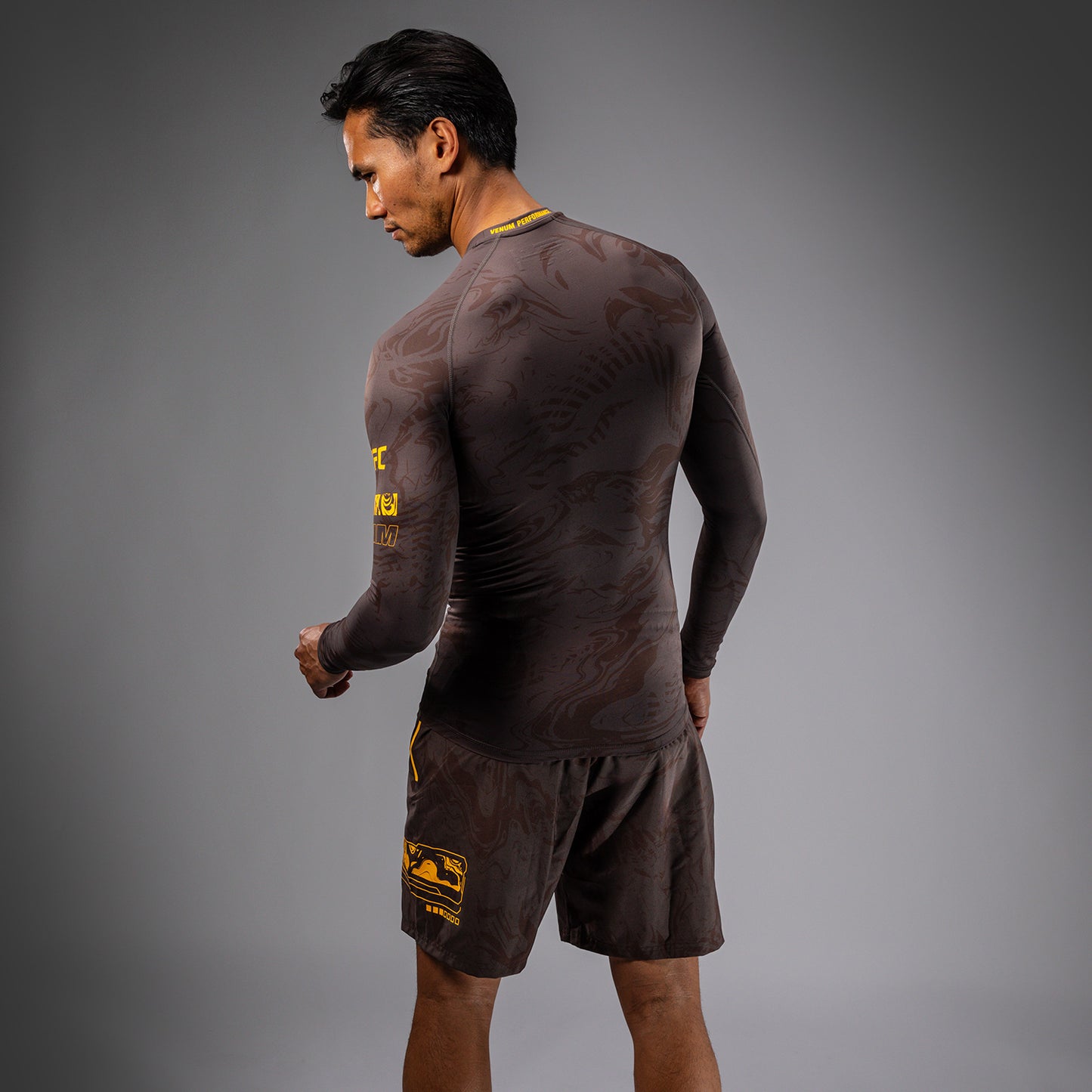 UFC Fusion by Venum Fight Week ロングスリーブラッシュガード（男性用） - アーセンブラウン