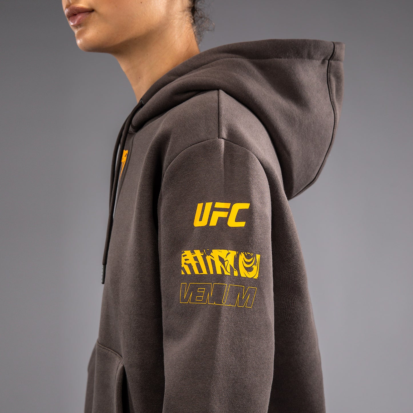 UFC Fusion by Venum Fight Week フード付きスウェットシャツ（女性用） - アーセンブラウン