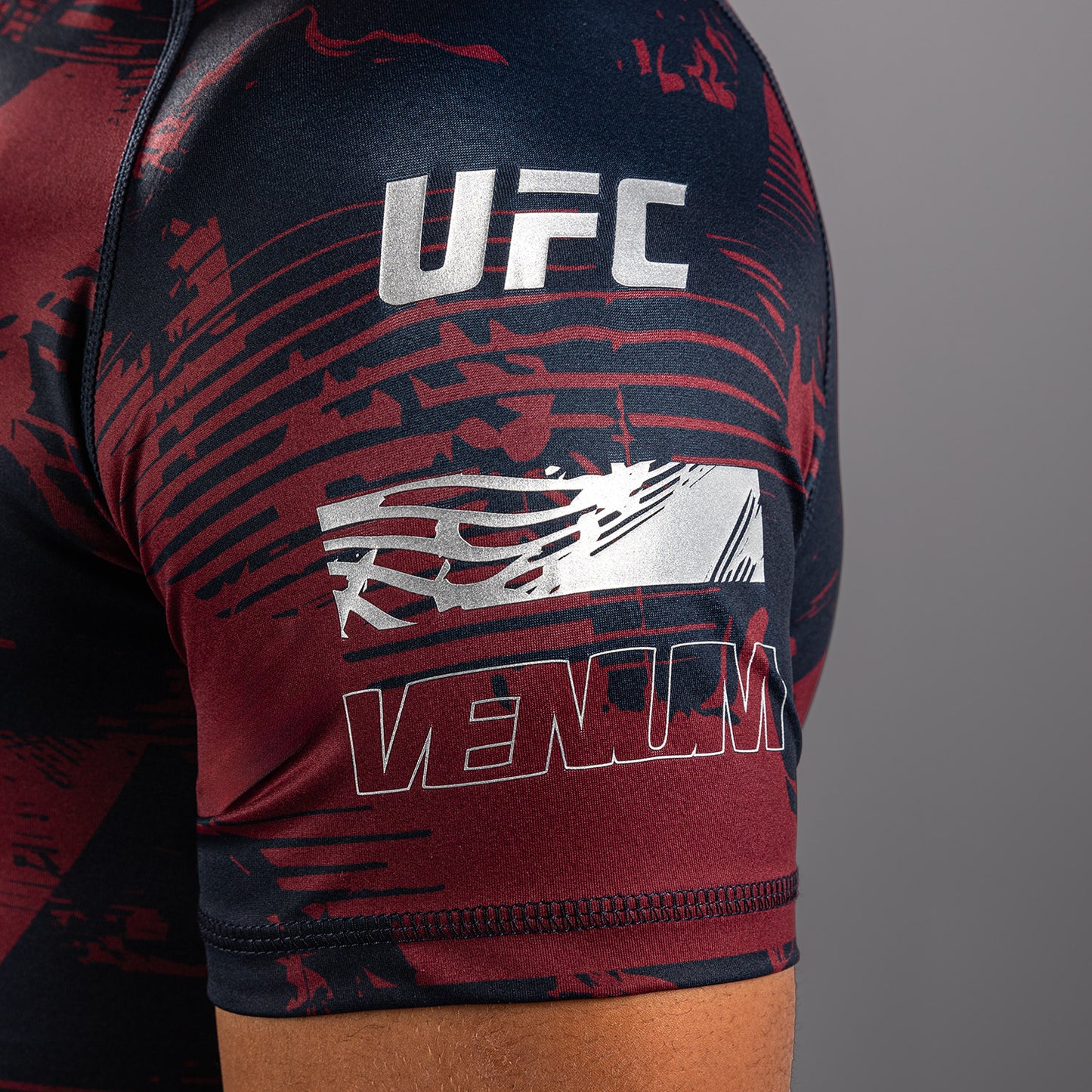 UFC Zenith by Venum Authentic Fight Week パフォーマンス半袖ラッシュガード メンズ - ネイビーブルー/バーガンディ/シルバー