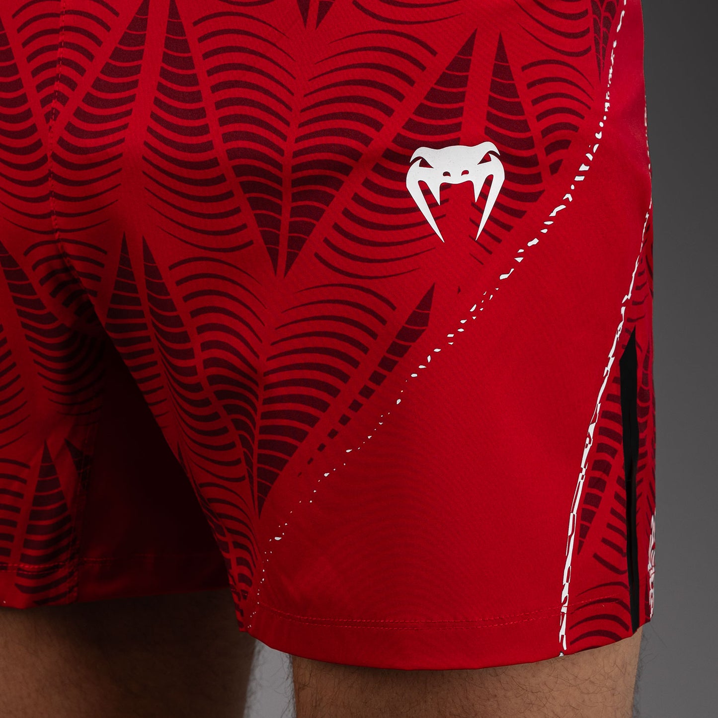 UFC Zenith by Venum Authentic Fight Night ショートフィットファイトショーツ メンズ - レッド