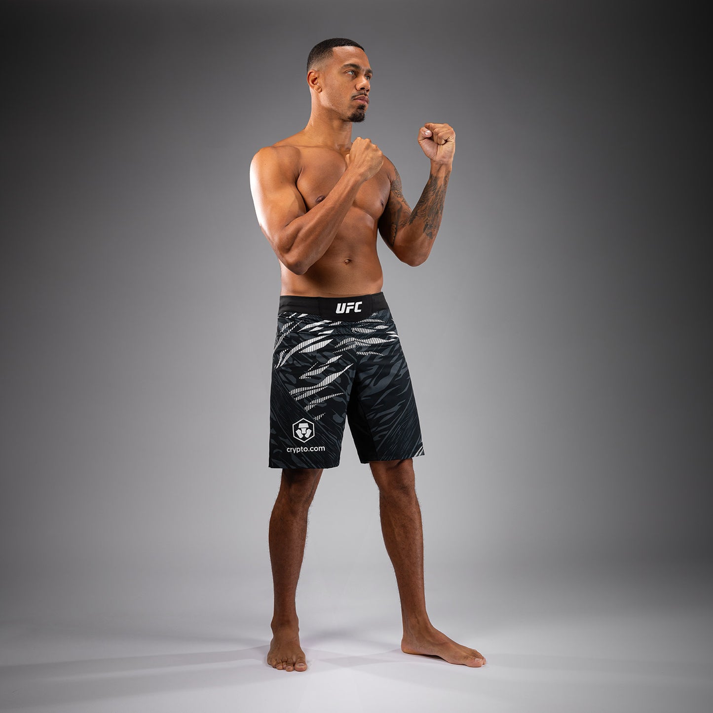 UFC Fusion by Venum Authentic Fight Night レスリングショーツ（男性用、フィットラルゴ） - ブラック