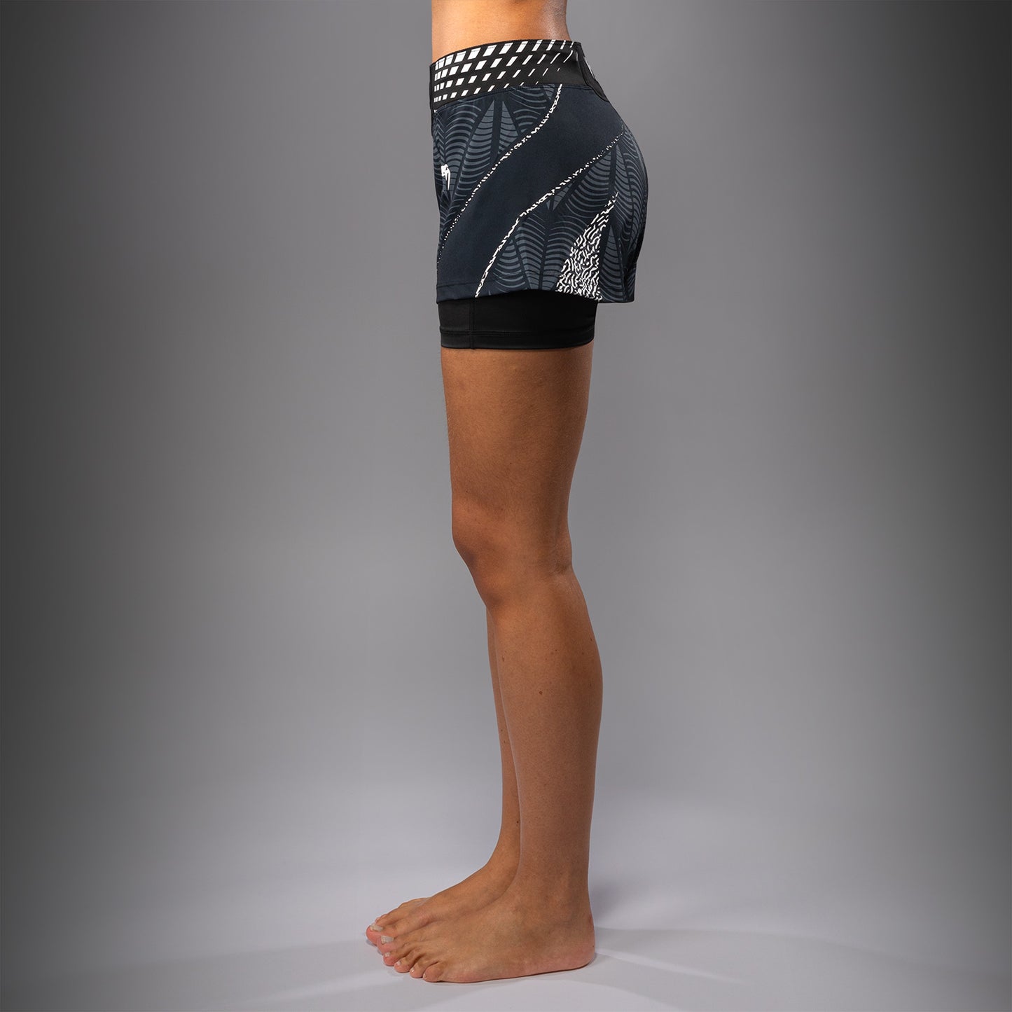 UFC Zenith by Venum Authentic Fight Night ショートフィットファイトショーツ レディース - ブラック