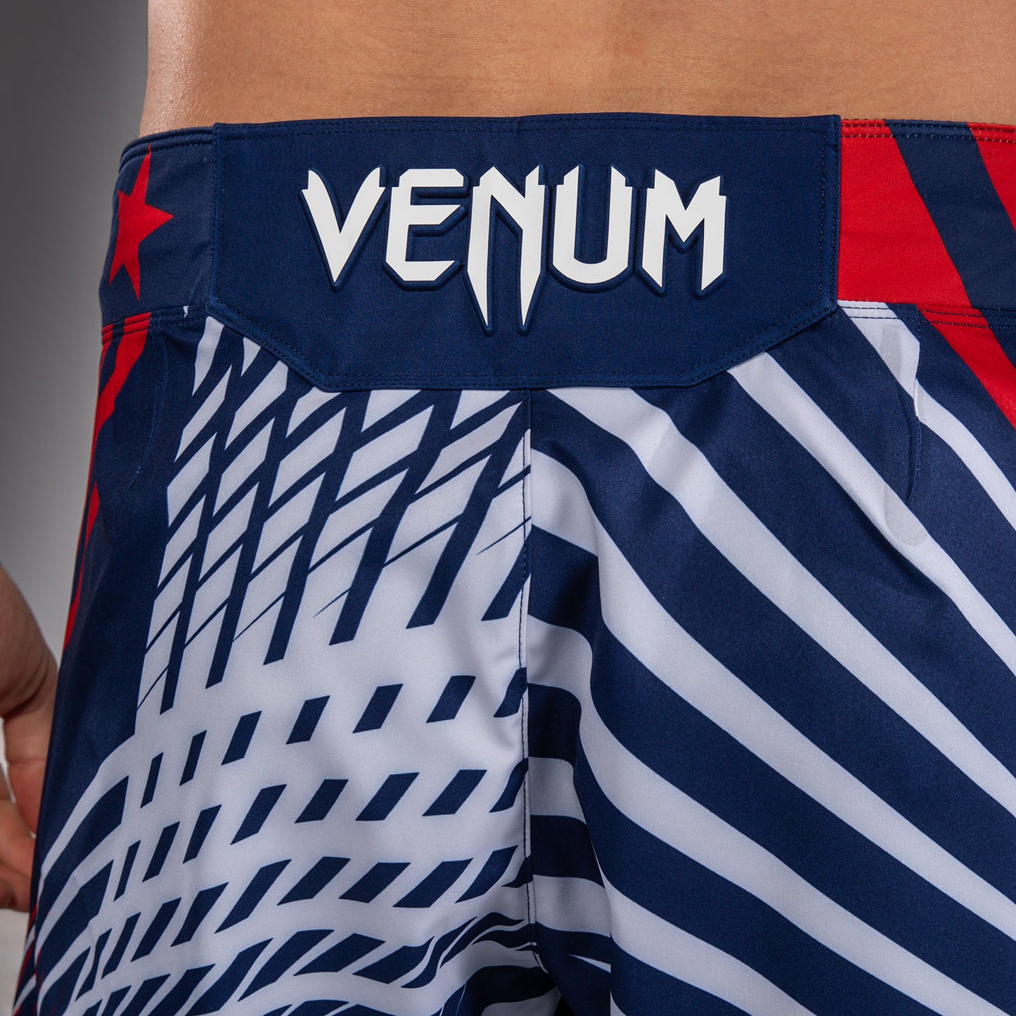 UFC Freedom 250 by Venum メンズ Custom Authentic Fight Night ファイトショーツ ショートフィット - ブルー