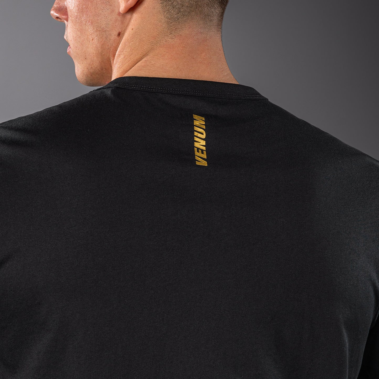 Venum Motorsports VT ドライテックTシャツ – ブラック/ゴールド