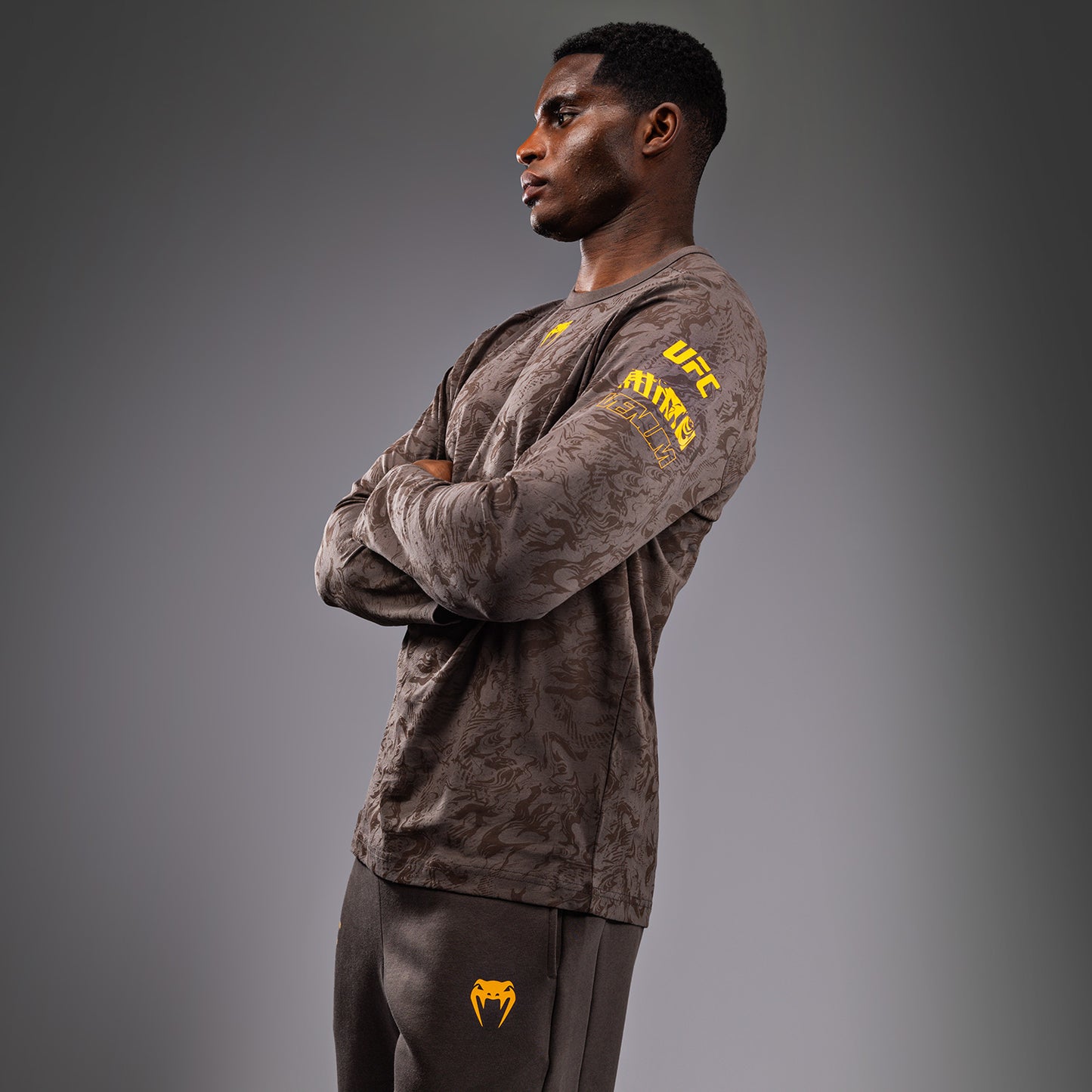 UFC Fusion by Venum Fight Week ロングスリーブTシャツ（男性用） - アーセンブラウン
