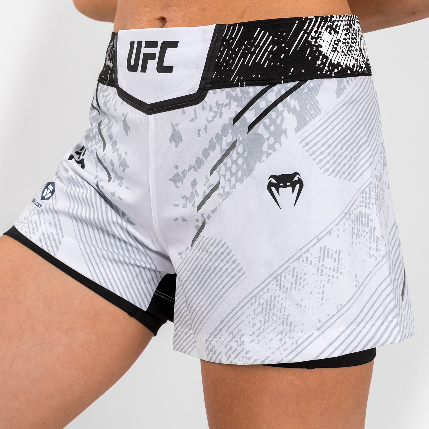 UFC Adrenaline by Venum Authentic Fight Night 女性用ファイト・ショート（ホワイト